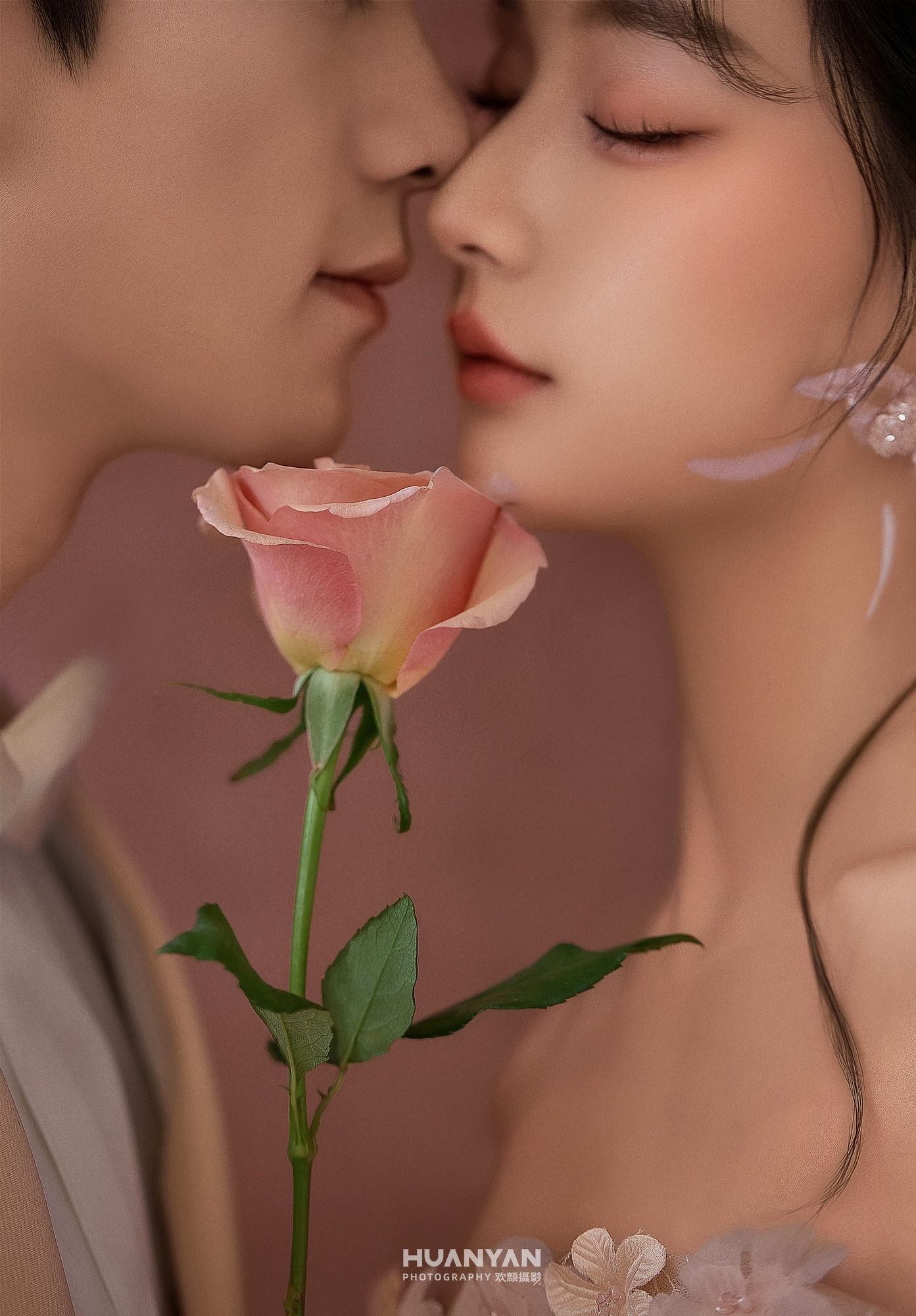 粉雾情书客片第3张｜简约风婚纱照，摄于室内