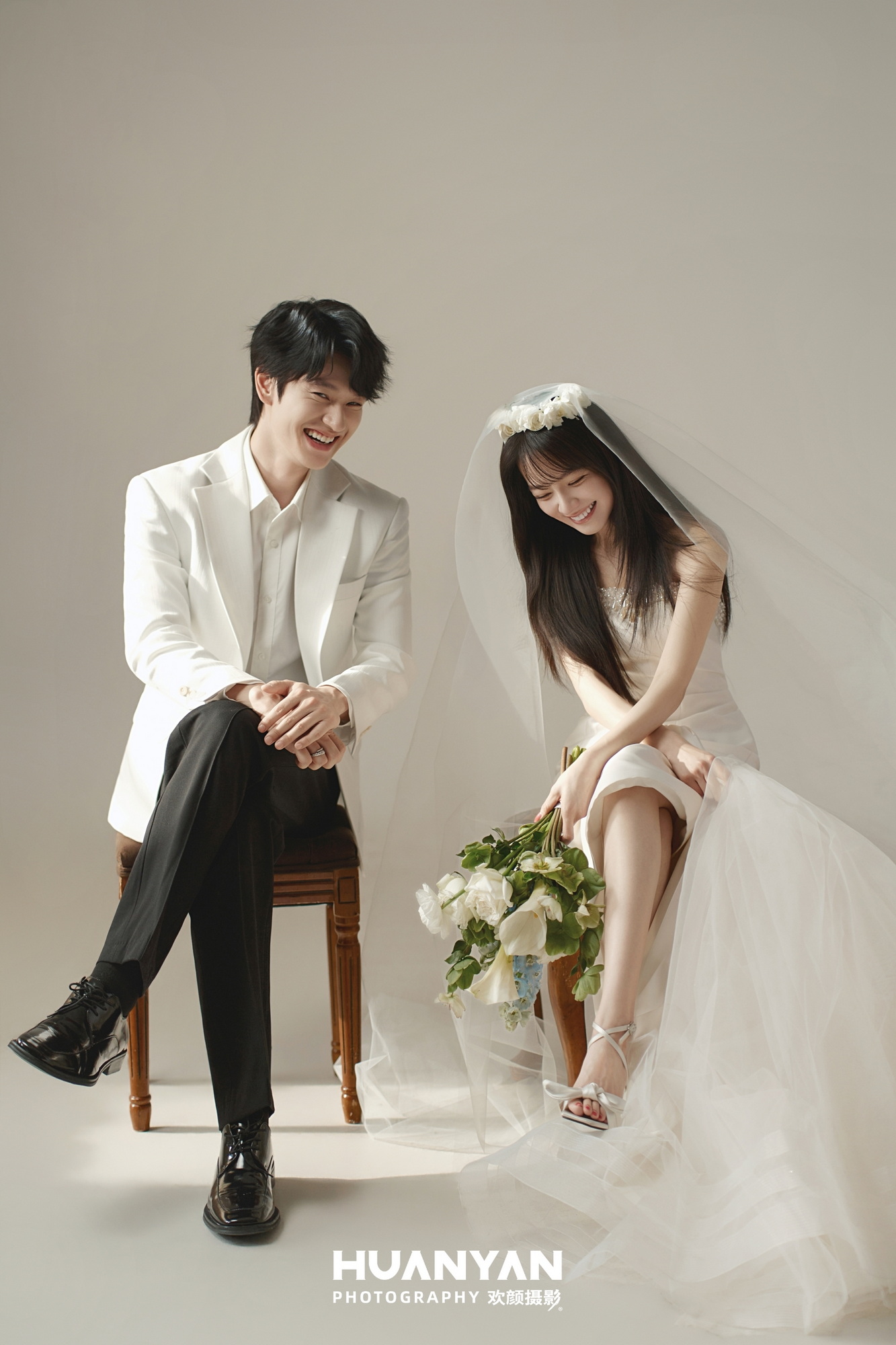 屿求婚记客片第3张｜简约风婚纱照，摄于室内