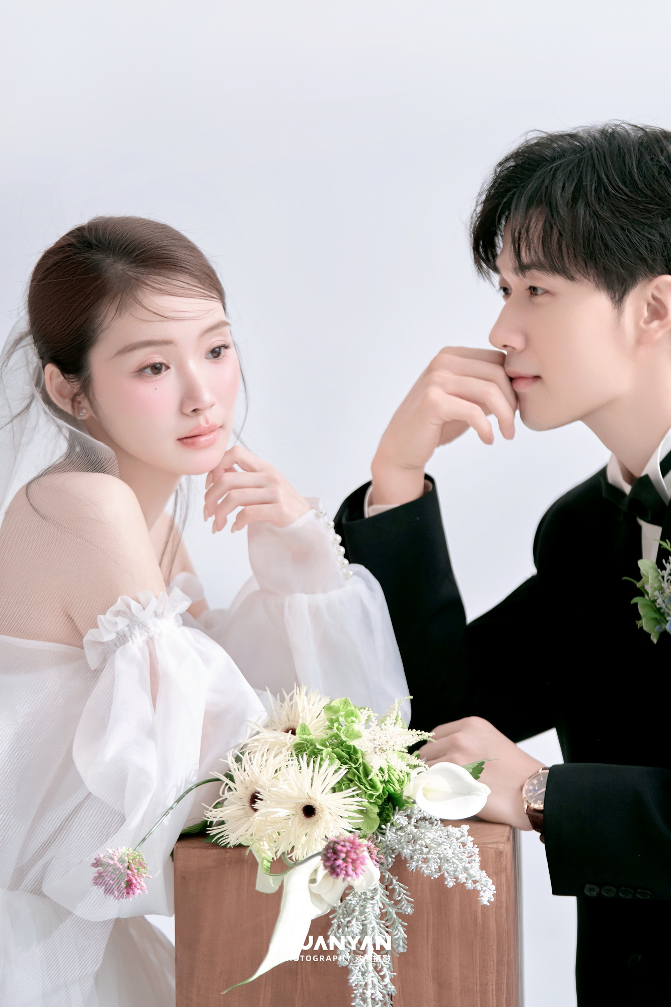 间礼序客片第3张｜简约风婚纱照，摄于室内