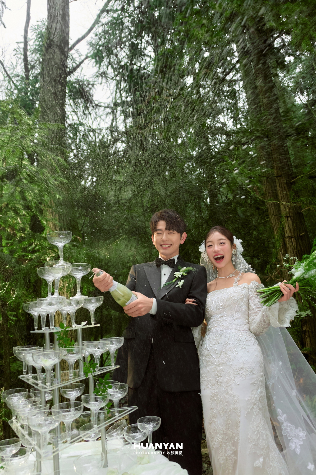 我们的森林婚礼日记客片第3张｜轻氧风婚纱照，摄于草地
