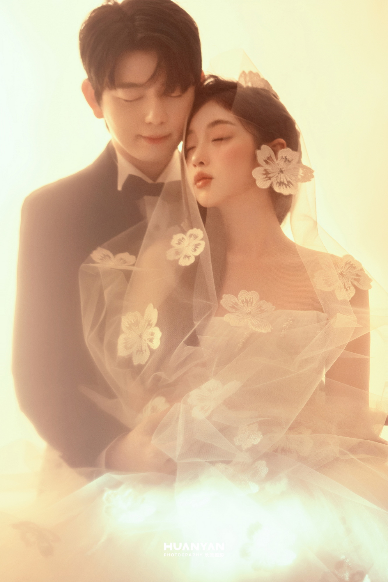高级感风婚纱照 · 室内场景 · 暖光告白客片