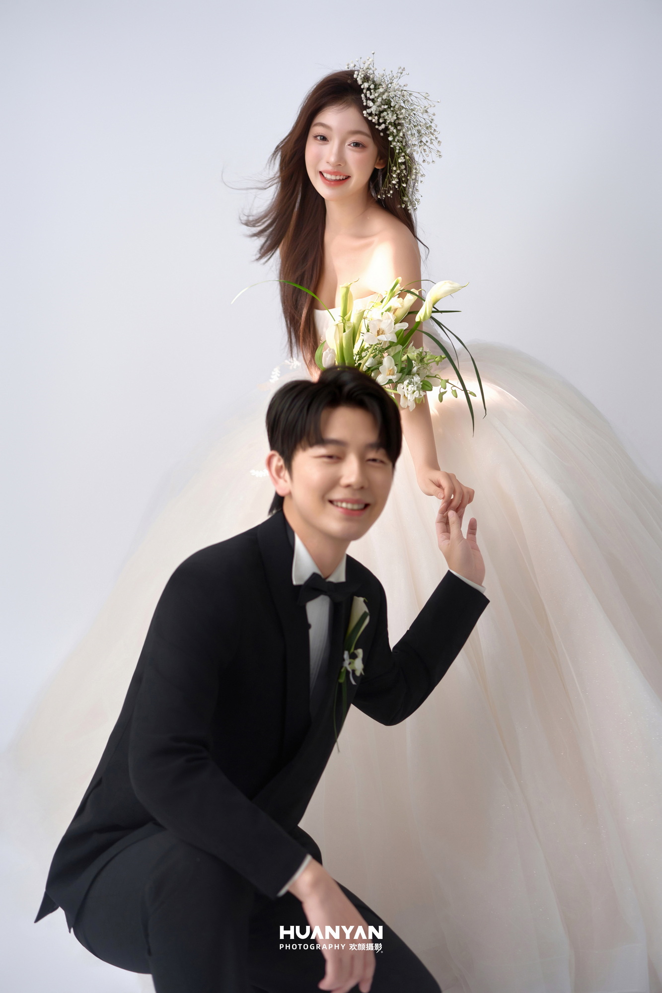 极简风婚纱照 · 室内场景 · 白纱与诗客片
