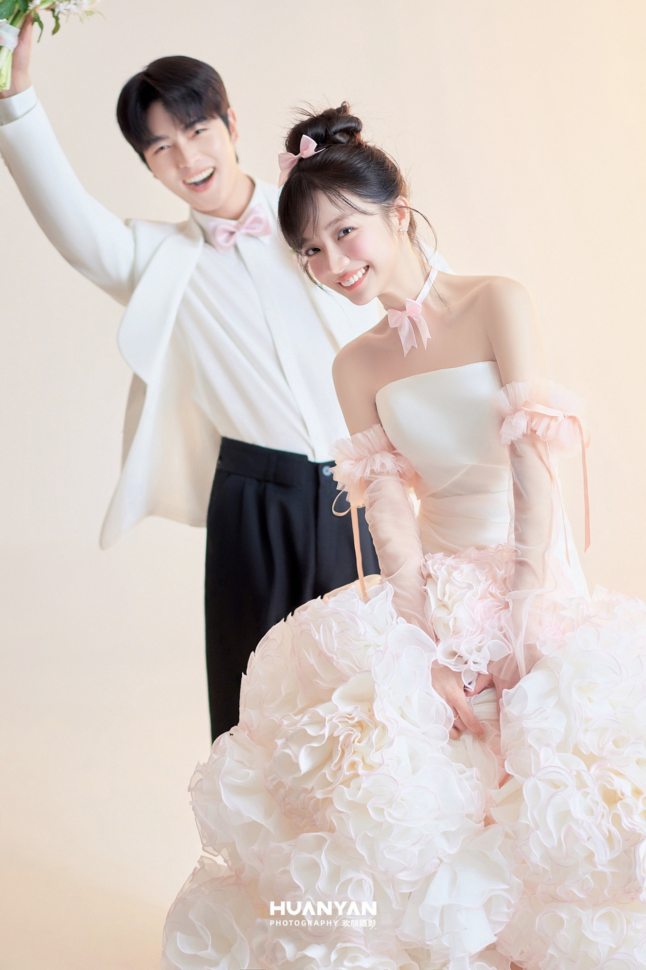 间白纱客片第7张｜极简风婚纱照，摄于室内
