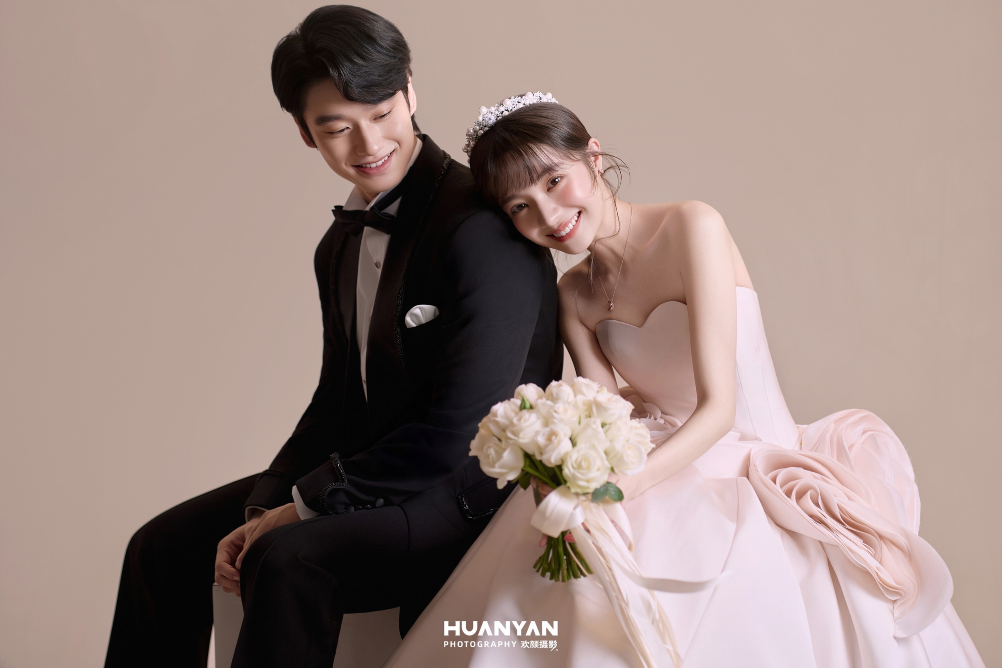 粉雾情书·69：简约风婚纱照室内实拍