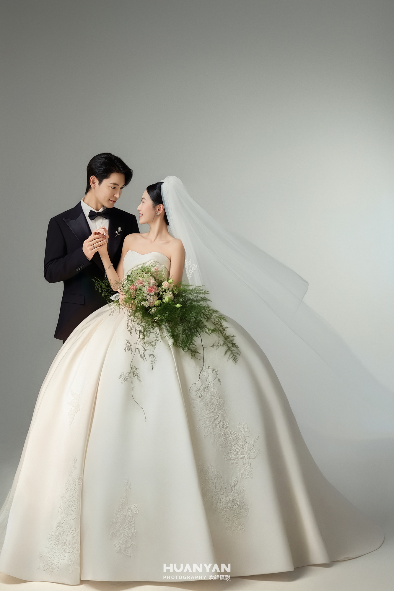 屿幻梦：简约风婚纱照室内实拍
