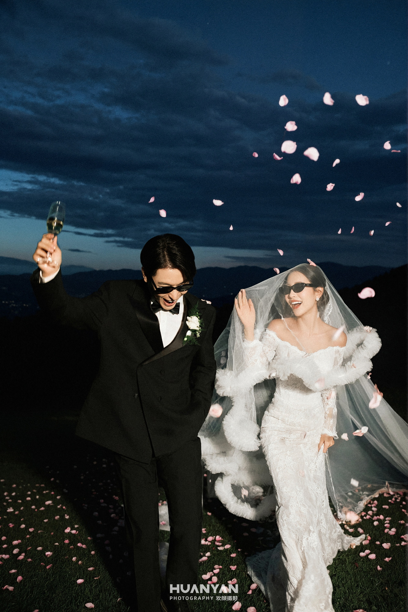 屿之约集客片第3张｜简约风婚纱照，摄于室内