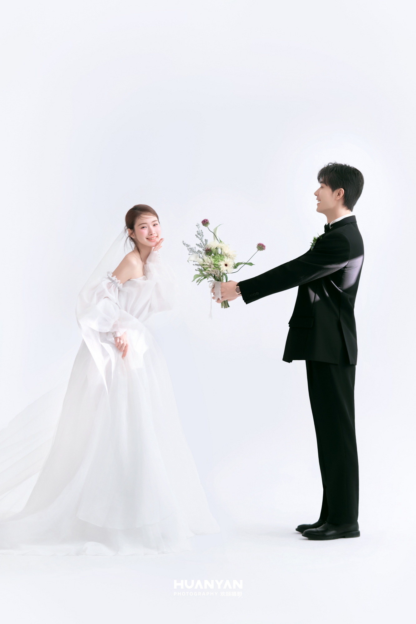 间礼序客片第11张｜简约风婚纱照，摄于室内