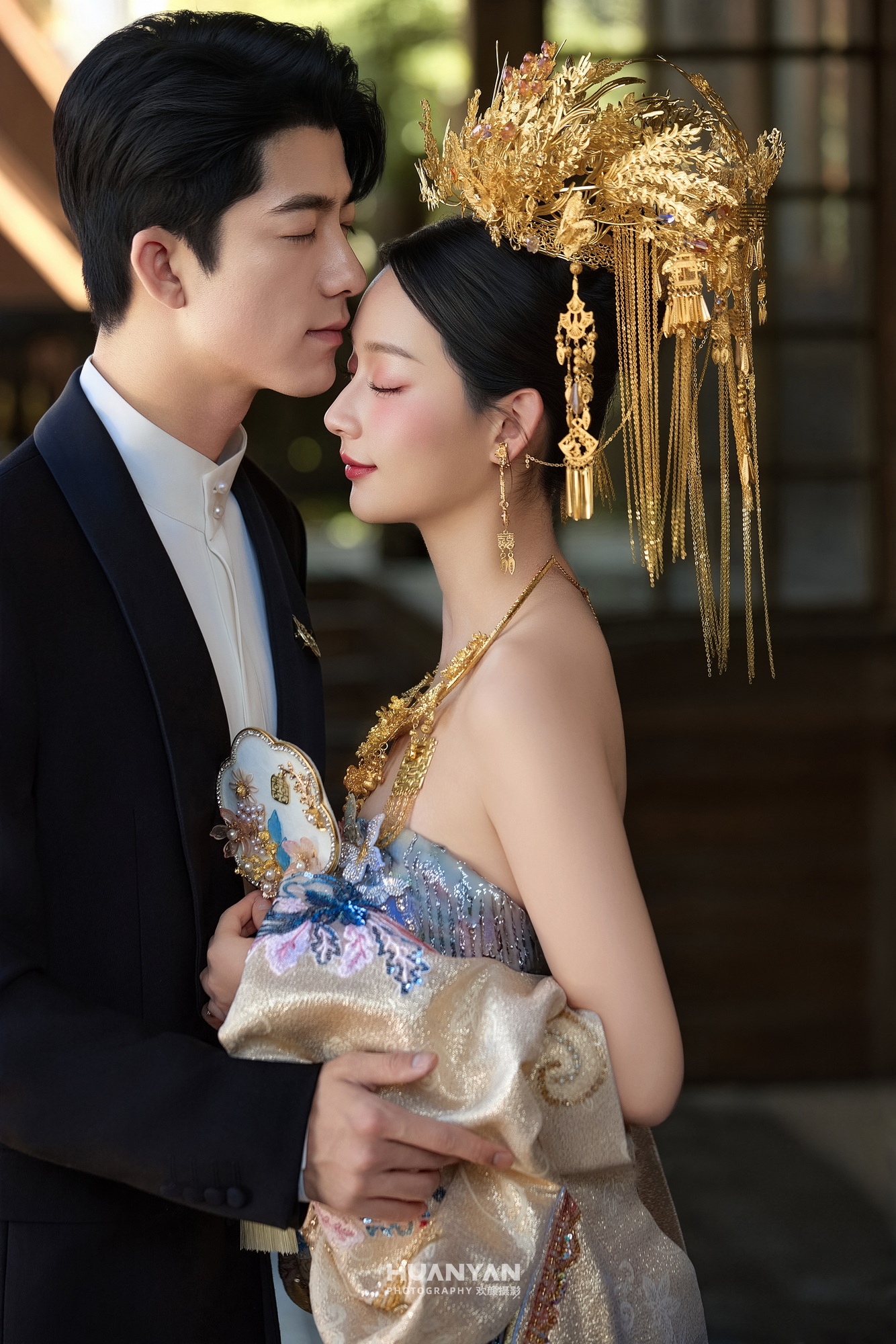 屿白纱集客片第3张｜极简风婚纱照，摄于室内