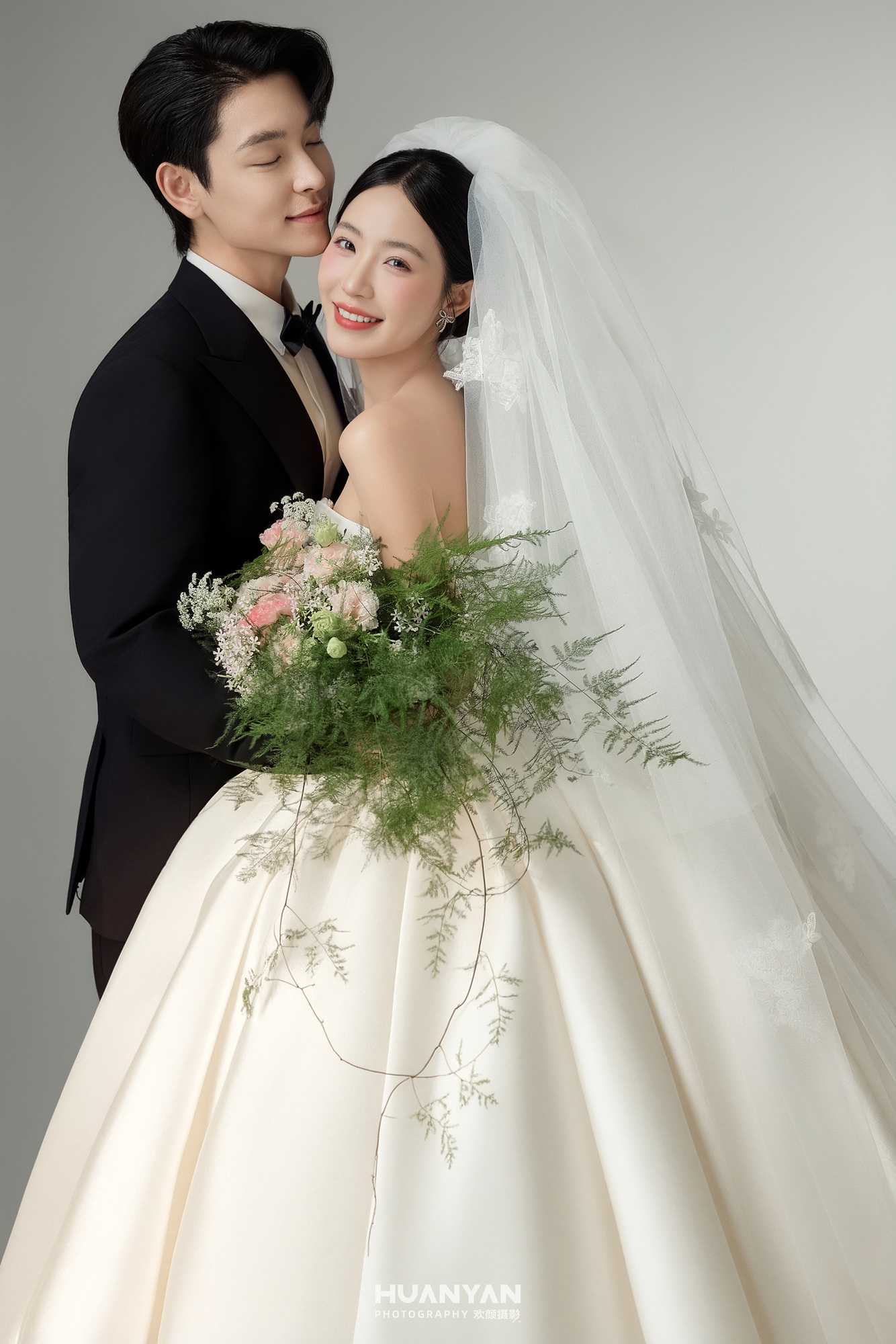 屿幻梦客片第3张｜简约风婚纱照，摄于室内