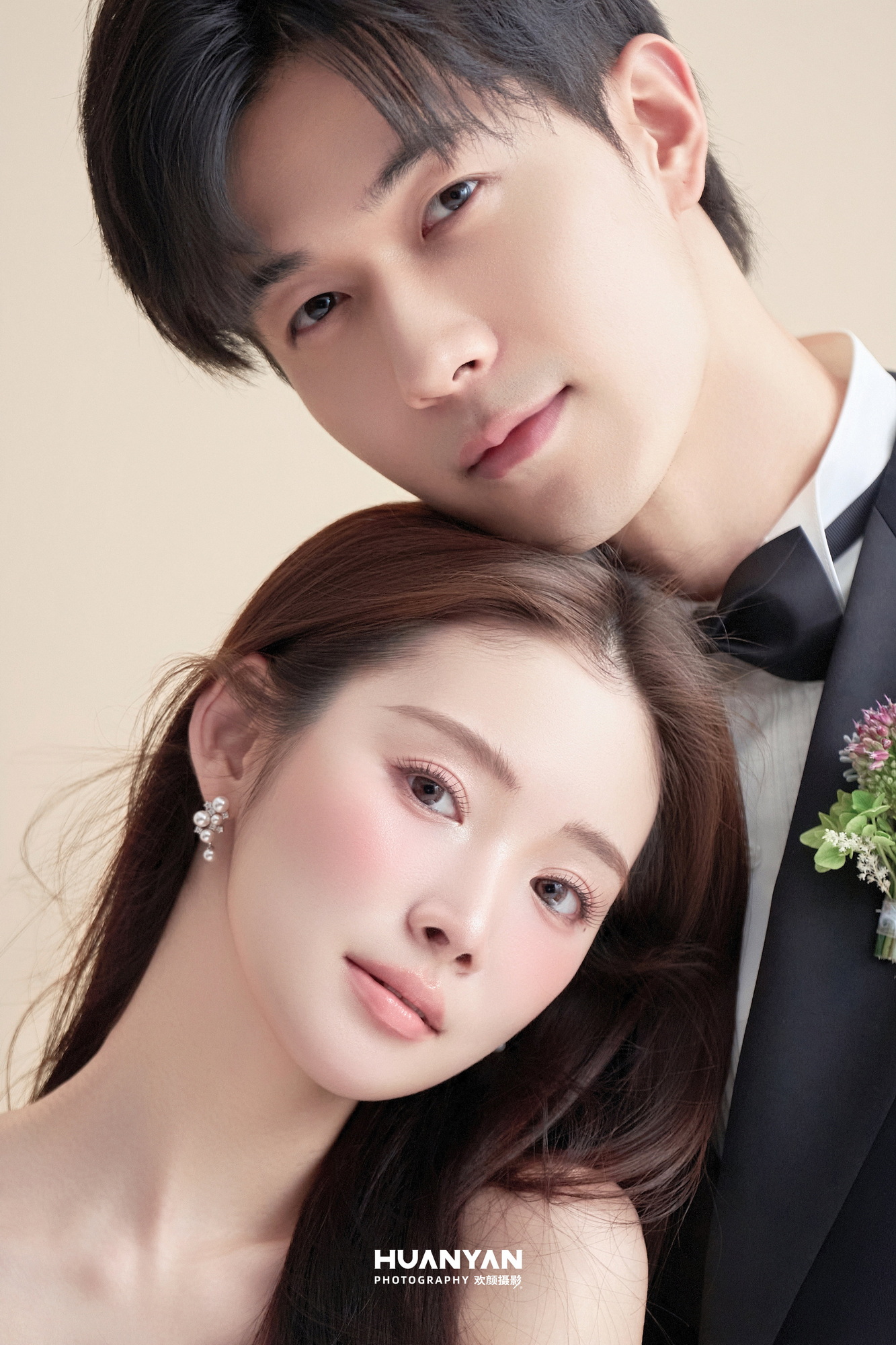 屿白纱誓客片第11张｜极简风婚纱照，摄于室内