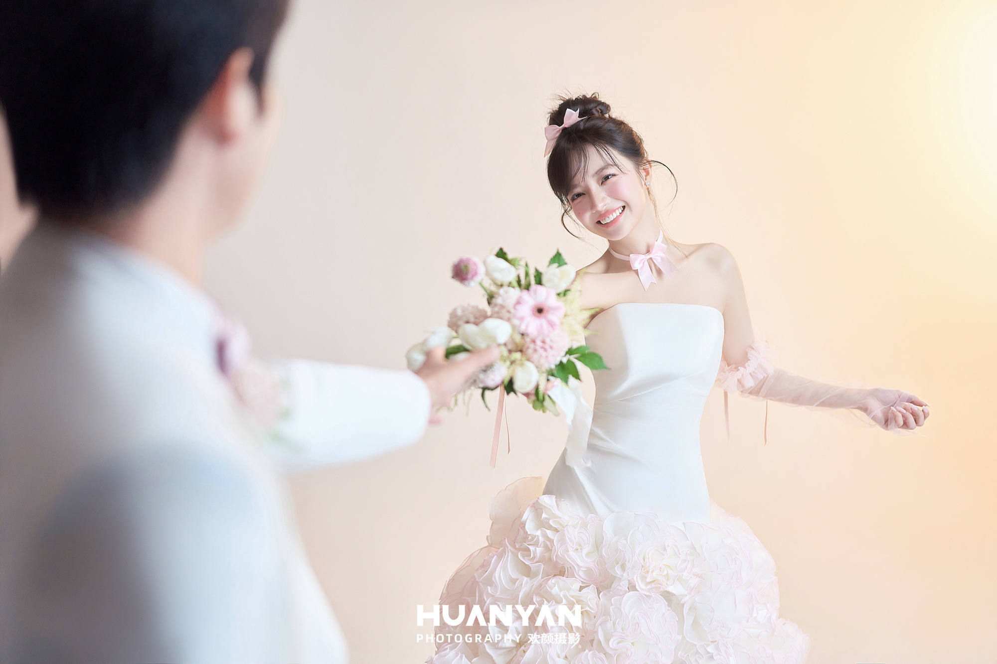 间白纱：极简风婚纱照室内实拍