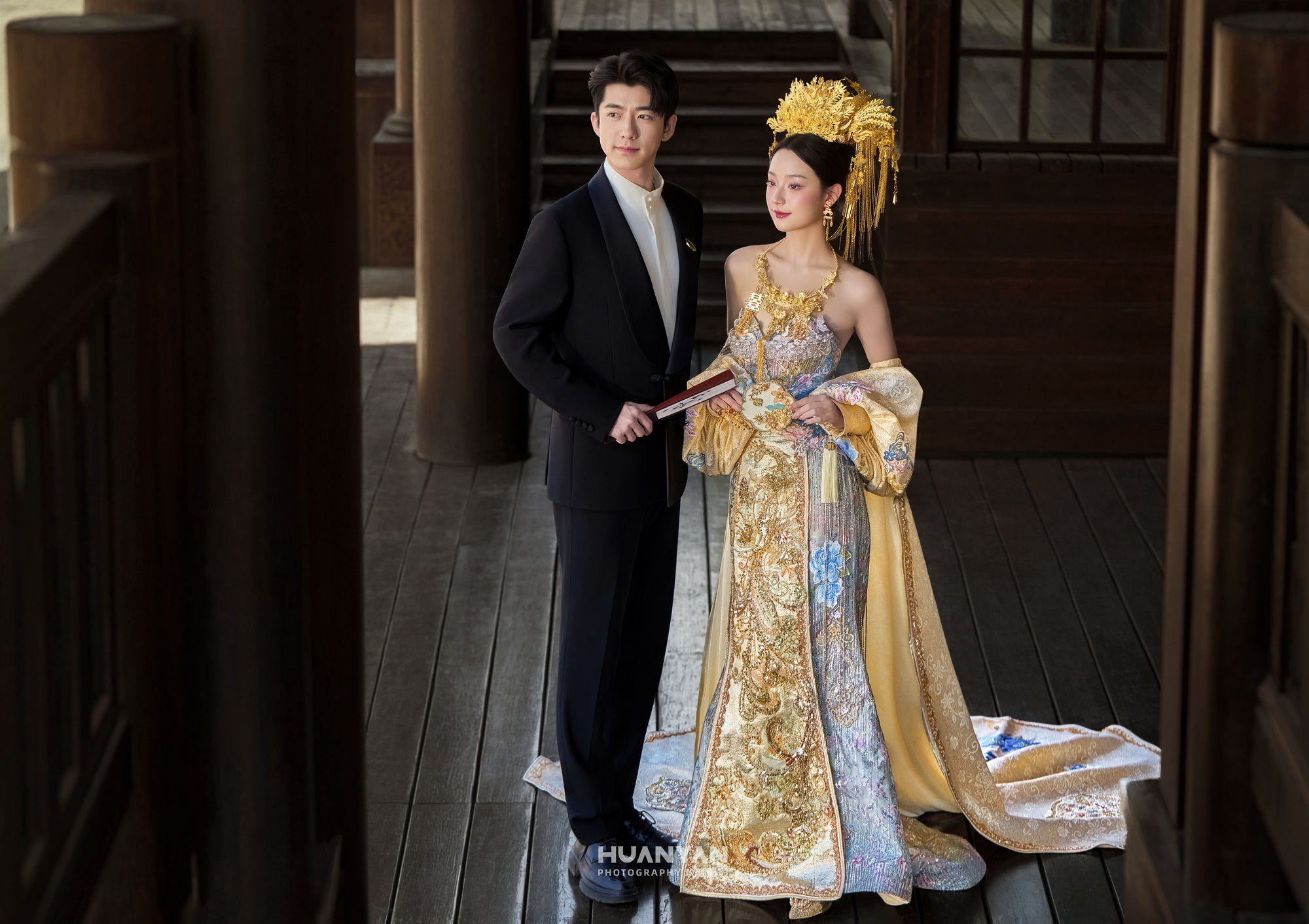 屿白纱集客片第7张｜极简风婚纱照，摄于室内