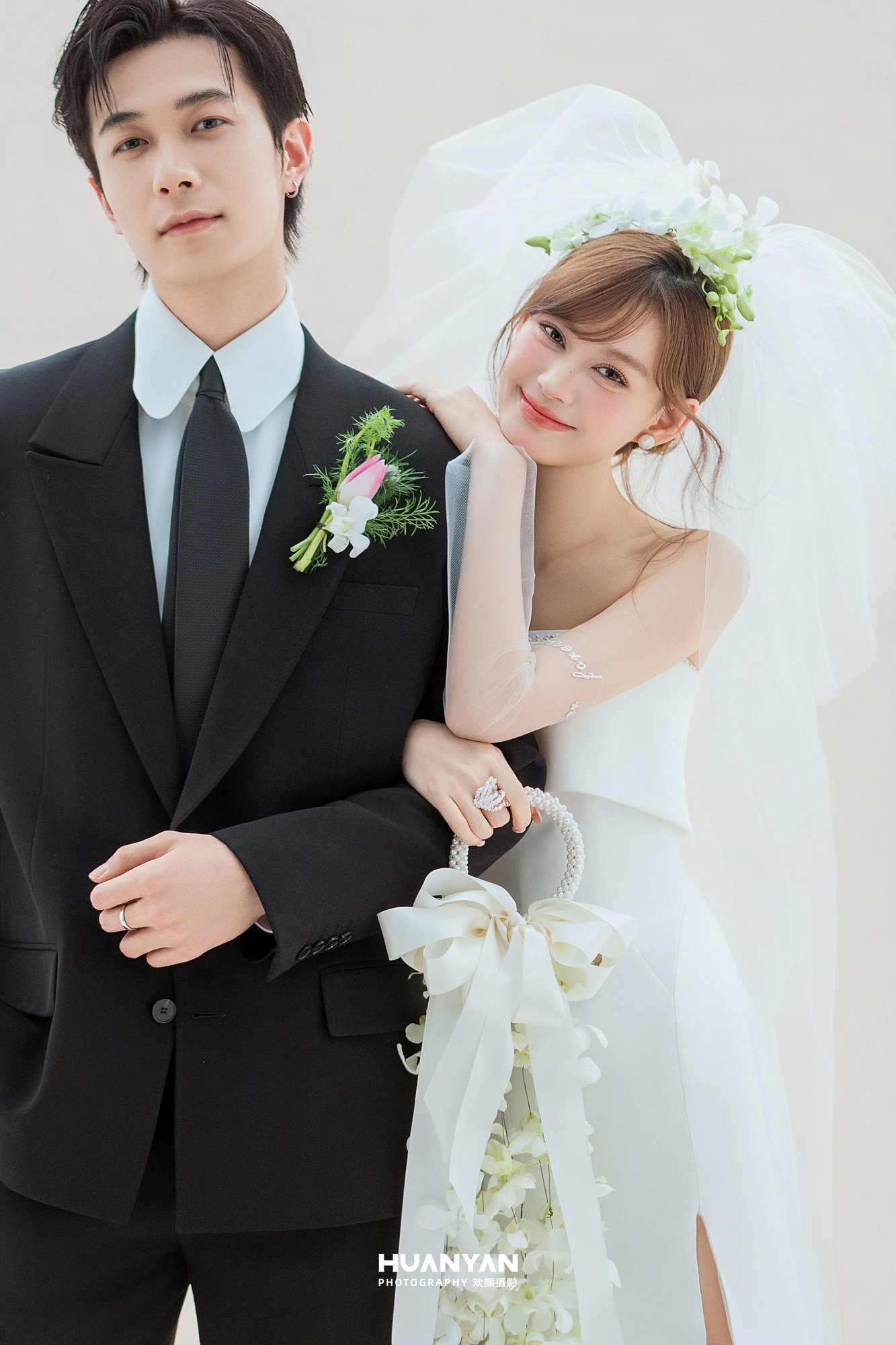 头纱情书客片第3张｜简约风婚纱照，摄于室内