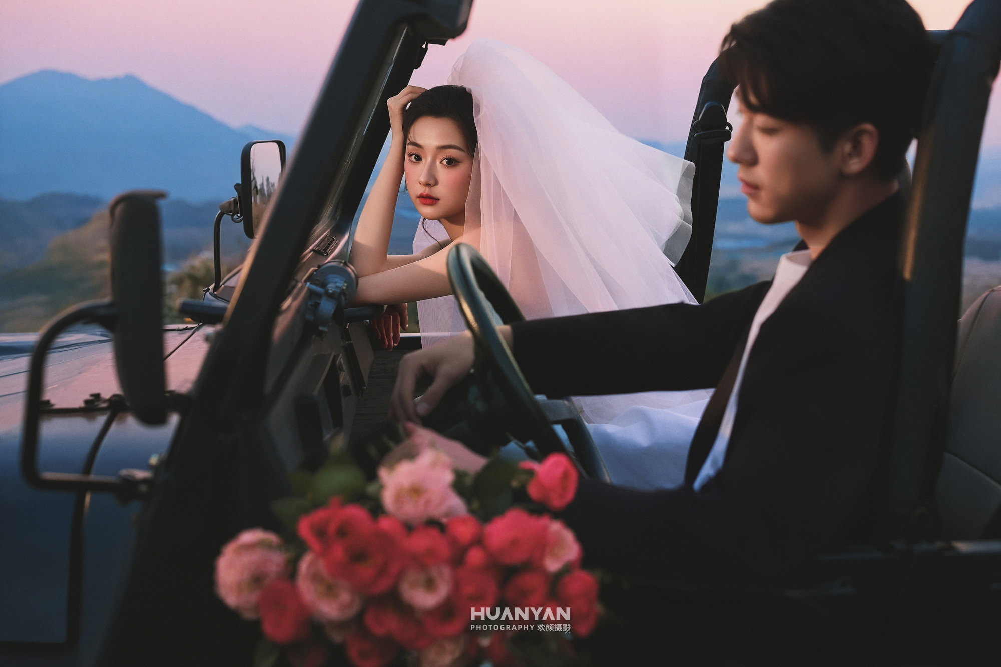奔赴浪漫：简约风婚纱照室内实拍