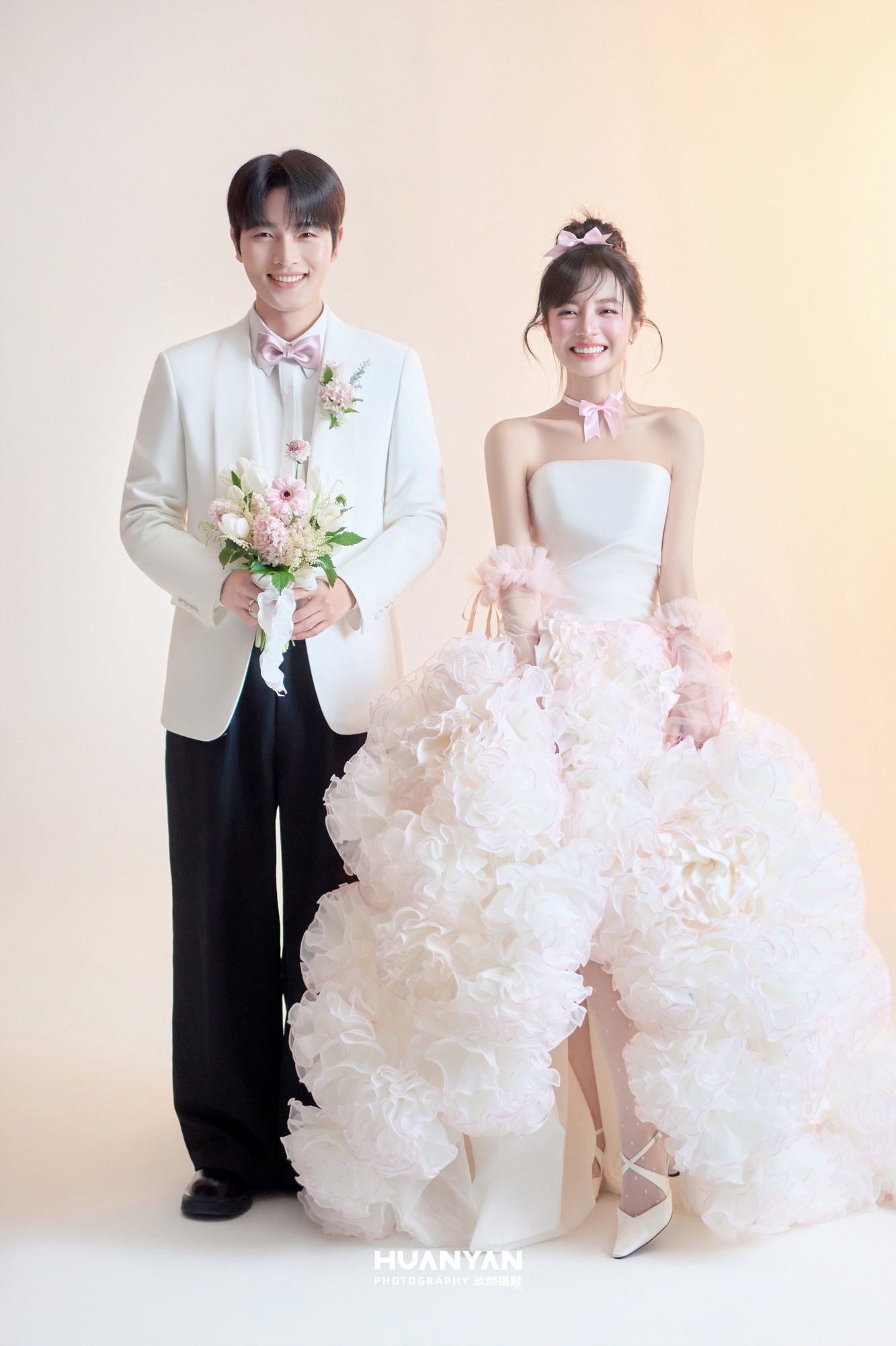 间白纱：极简风婚纱照室内实拍