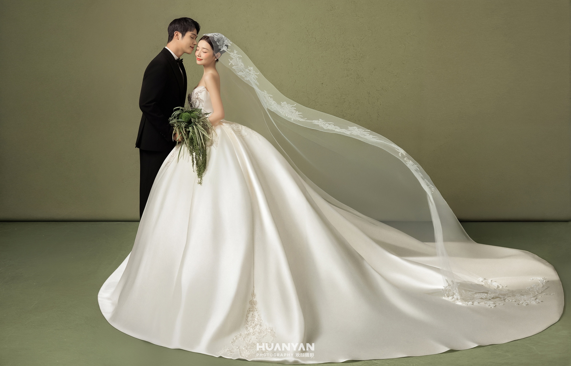 屿私语客片第3张｜简约风婚纱照，摄于室内