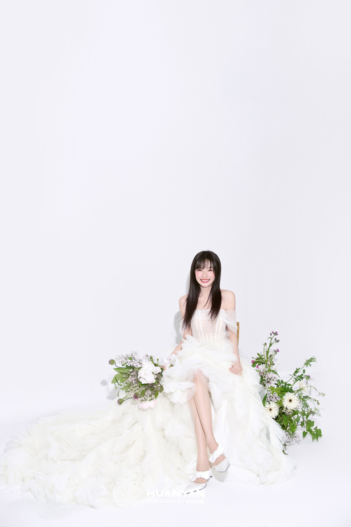 间漫步客片第11张｜简约风婚纱照，摄于室内
