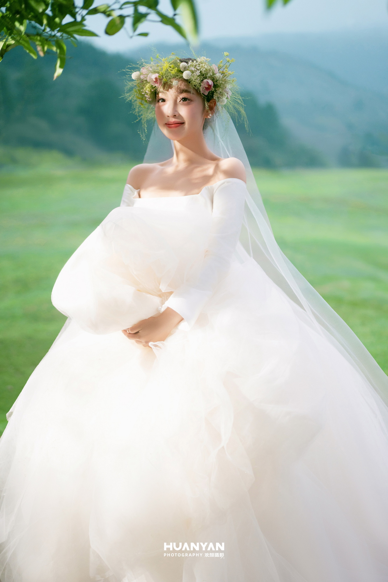绿野仙纱：轻氧风婚纱照草地实拍
