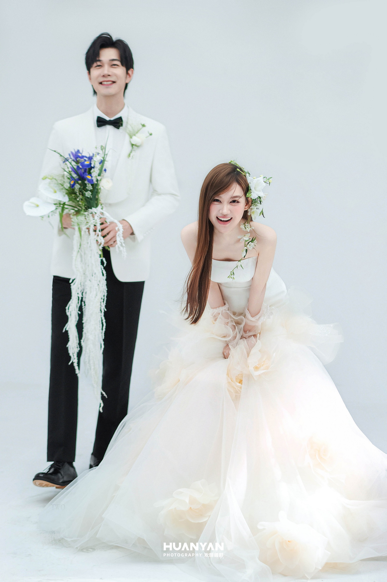 告白客片第7张｜极简风婚纱照，摄于室内