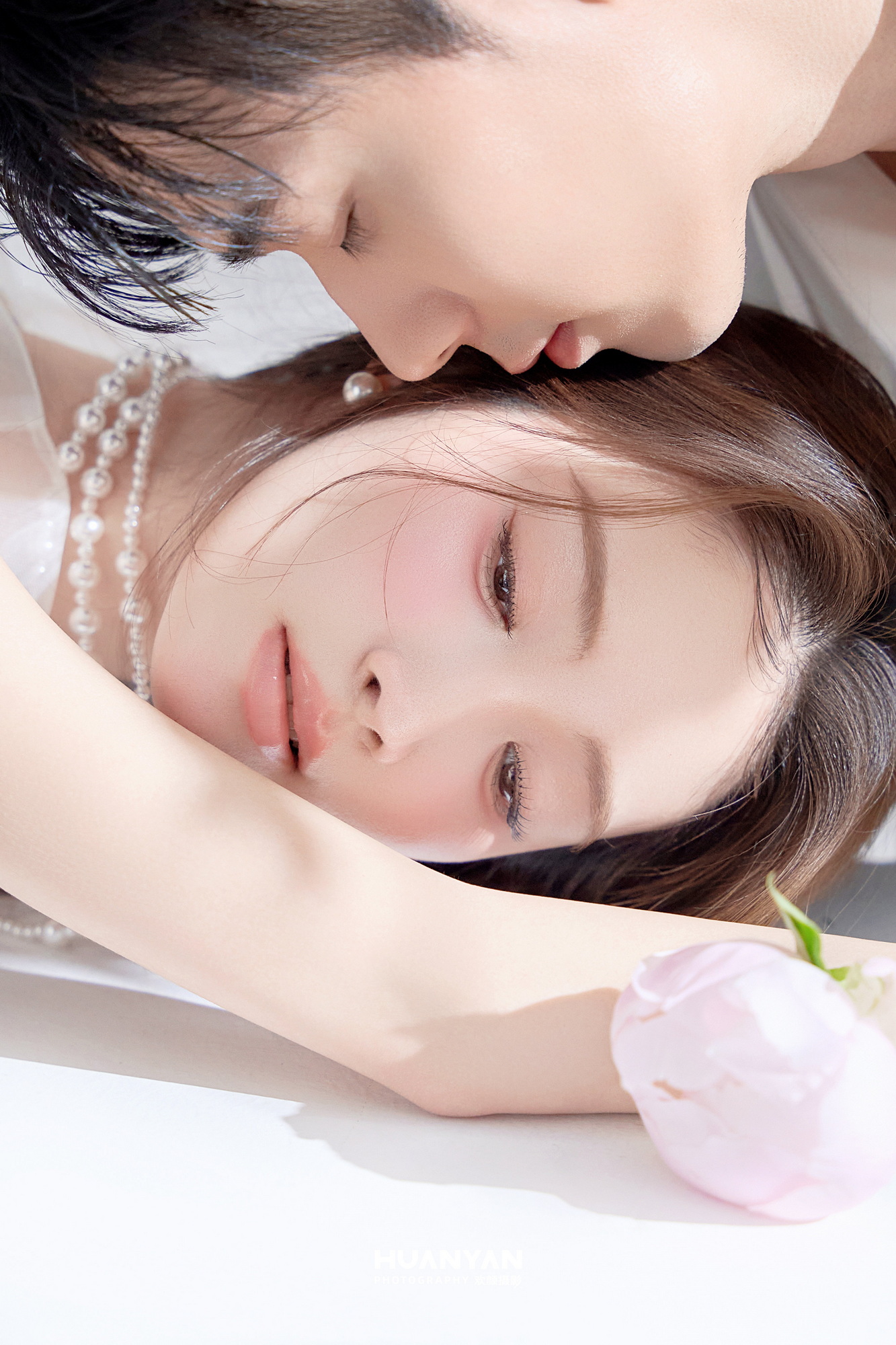 屿之梦客片第3张｜简约风婚纱照，摄于室内