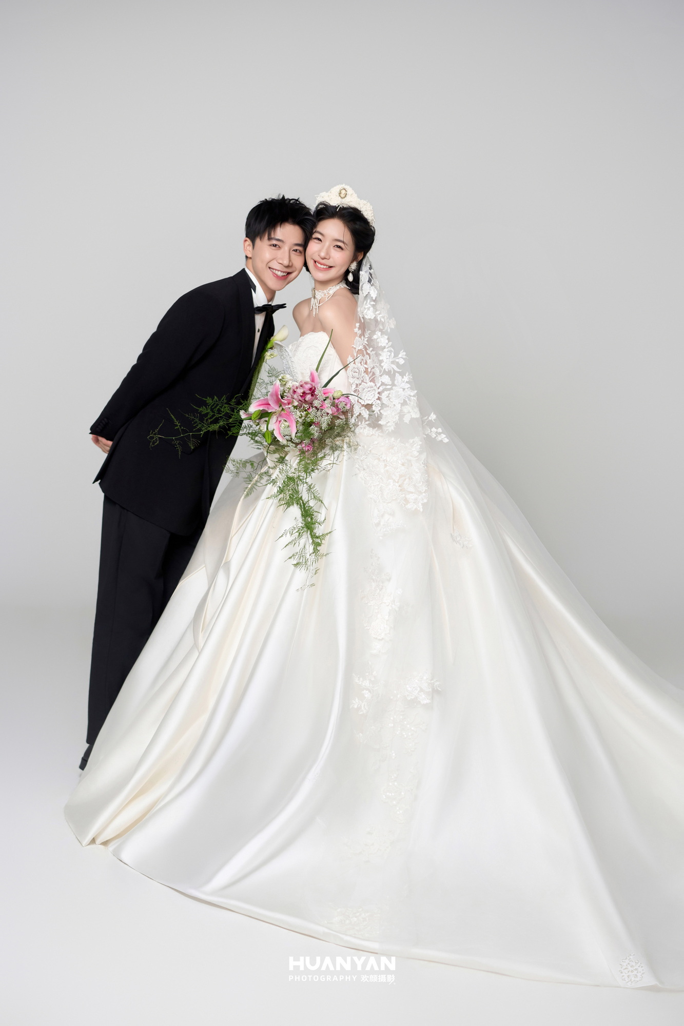 纯白叙事：极简风婚纱照室内实拍