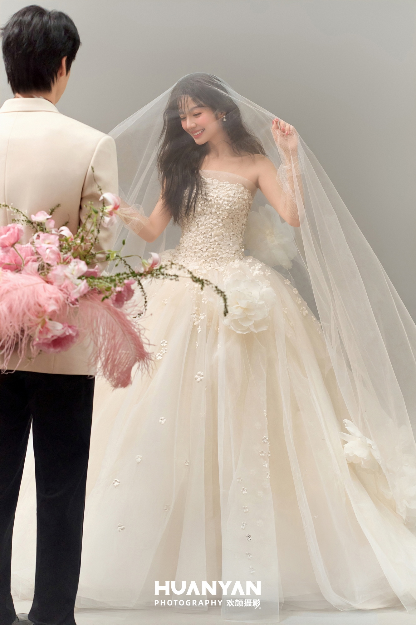 屿情书：简约风婚纱照室内实拍