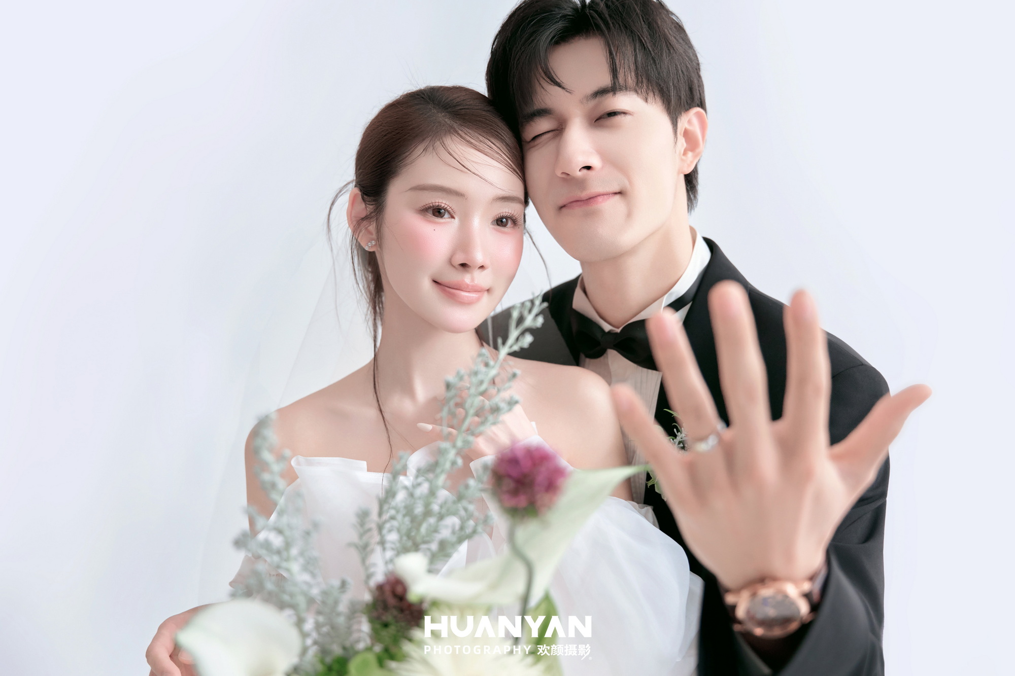 间礼序：简约风婚纱照室内实拍