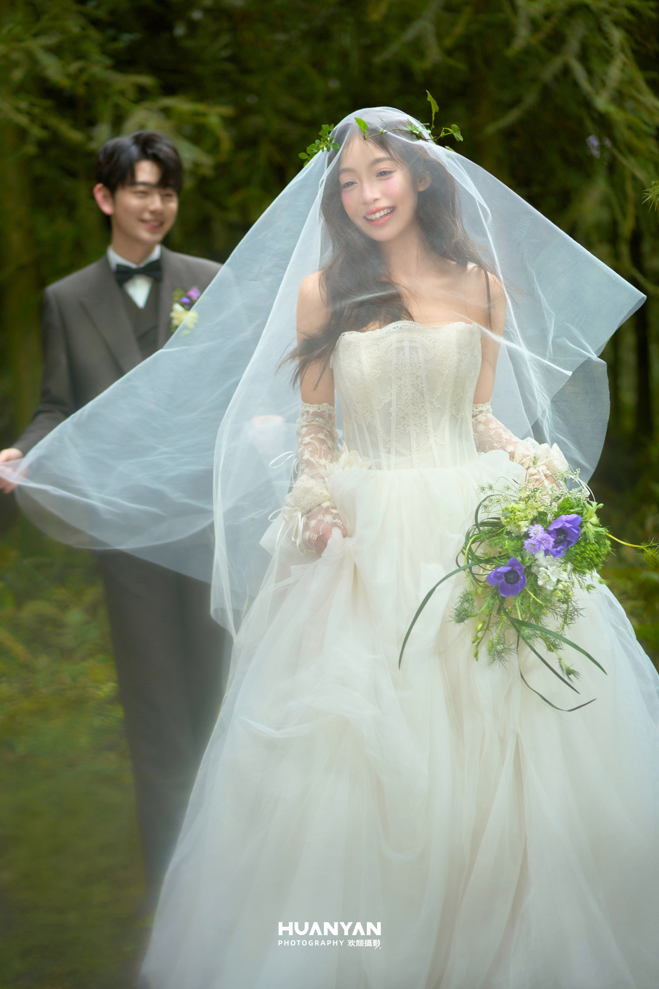森系仪式感客片第3张｜轻氧风婚纱照，摄于草地