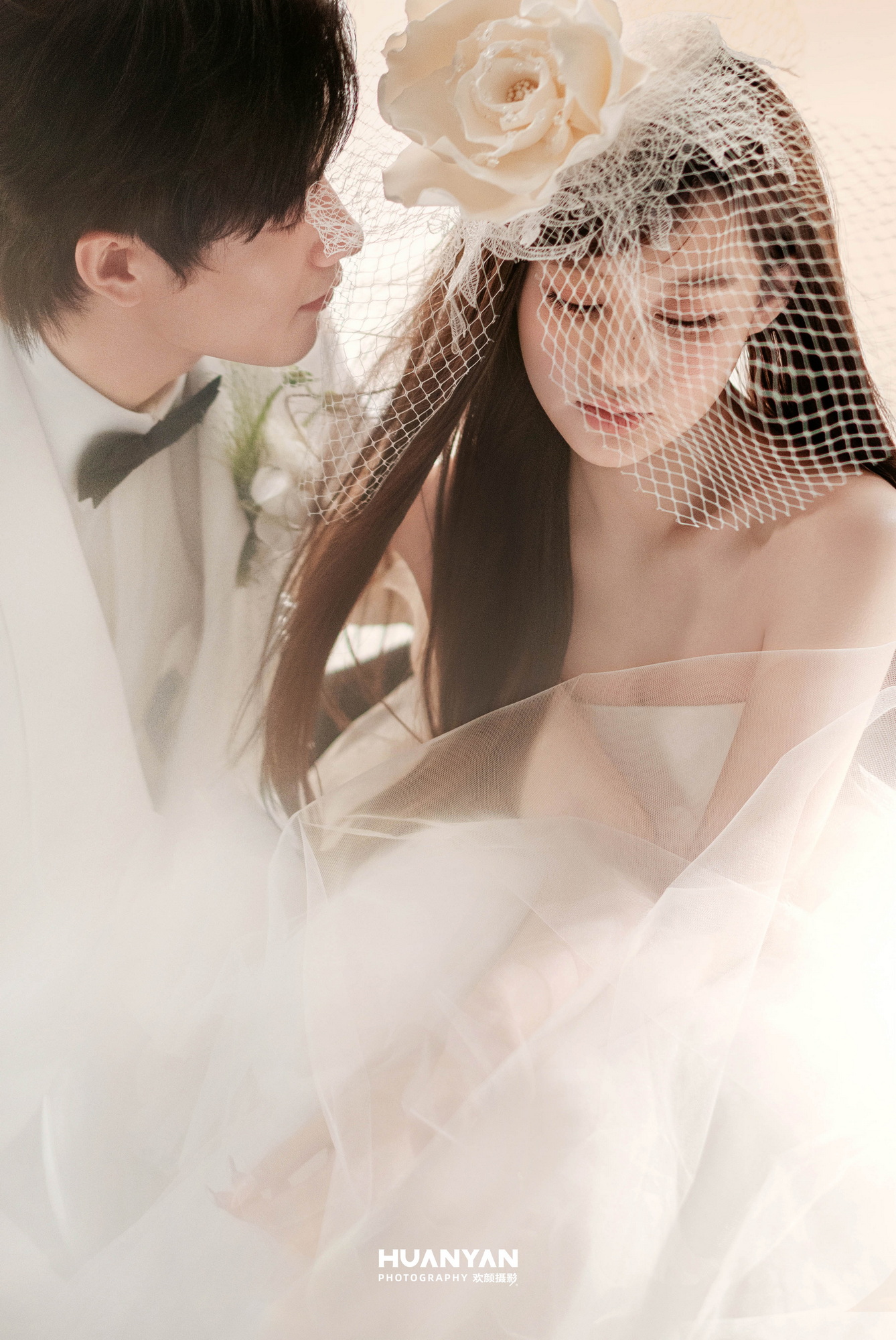 暖光里的白纱客片第3张｜高级感风婚纱照，摄于室内