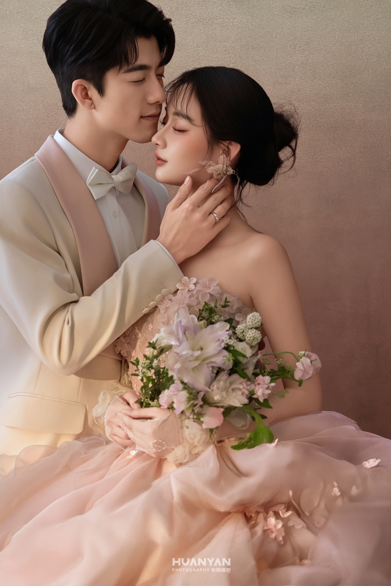 室内简约风婚纱照实拍（粉雾情书系列）
