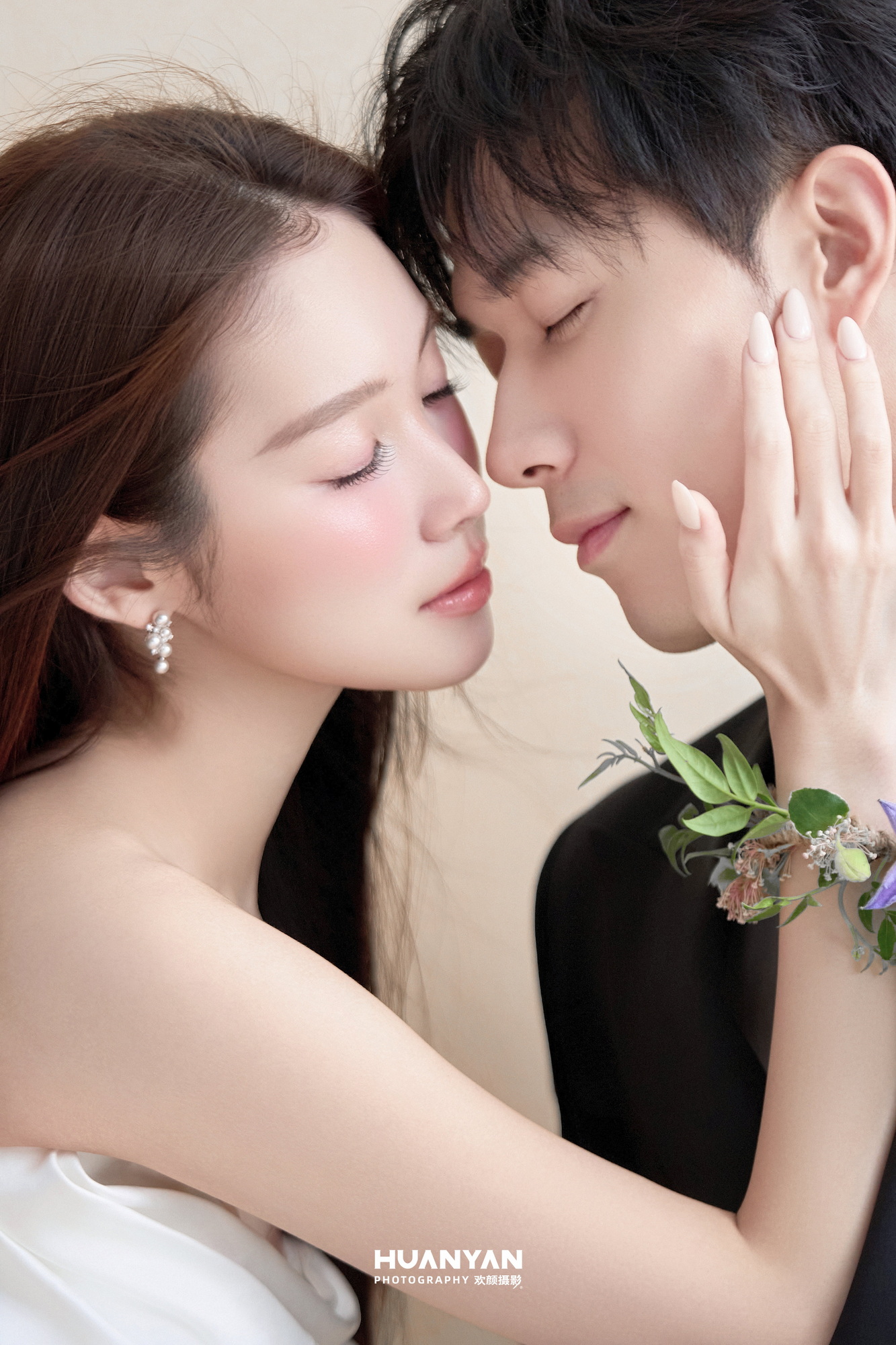 屿白纱誓客片第7张｜极简风婚纱照，摄于室内