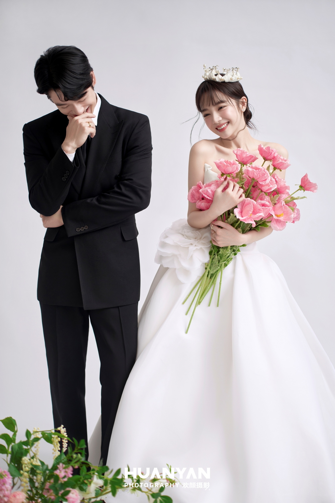 野赴甜：简约风婚纱照草地实拍