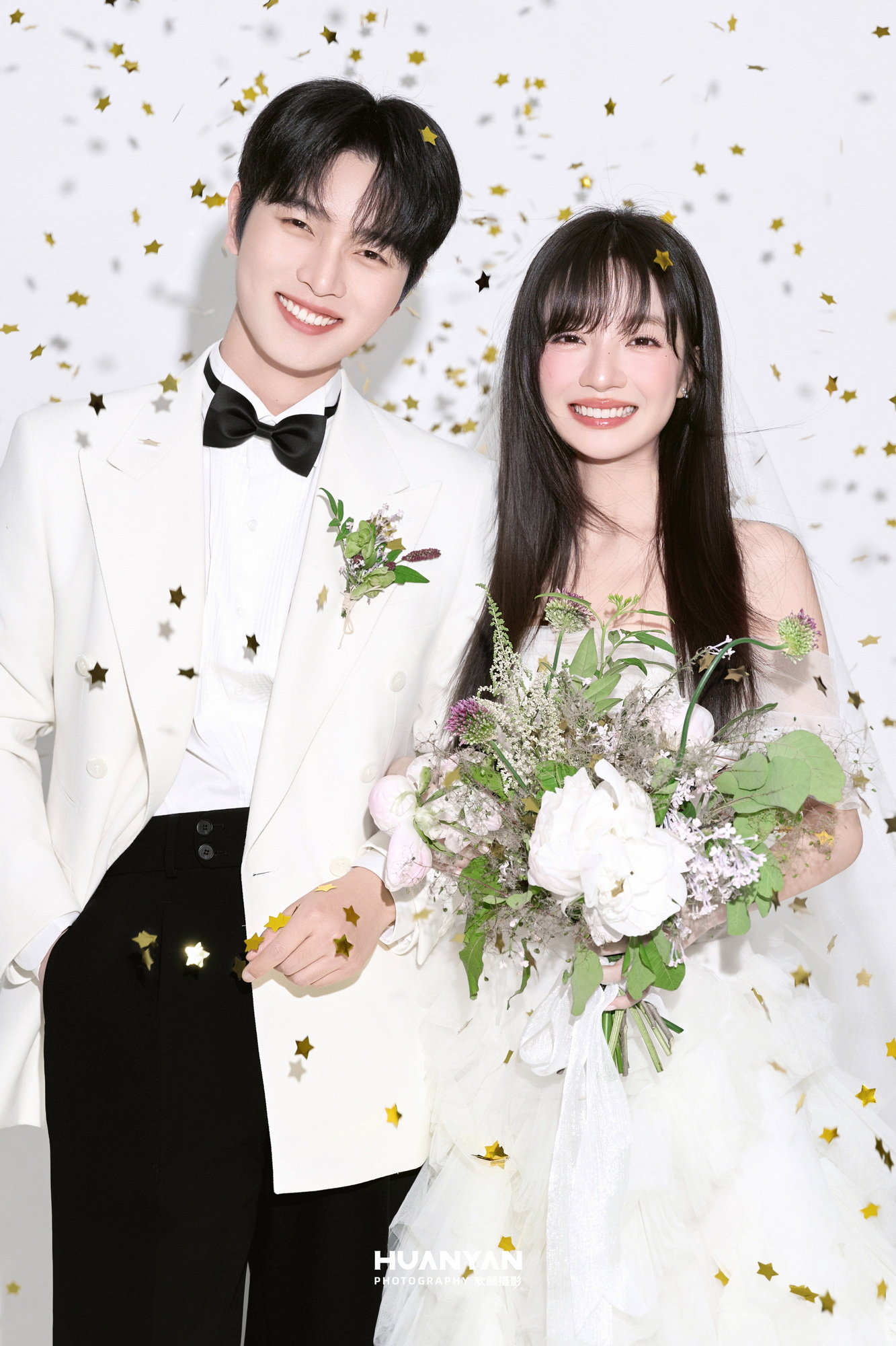 间漫步客片第15张｜简约风婚纱照，摄于室内