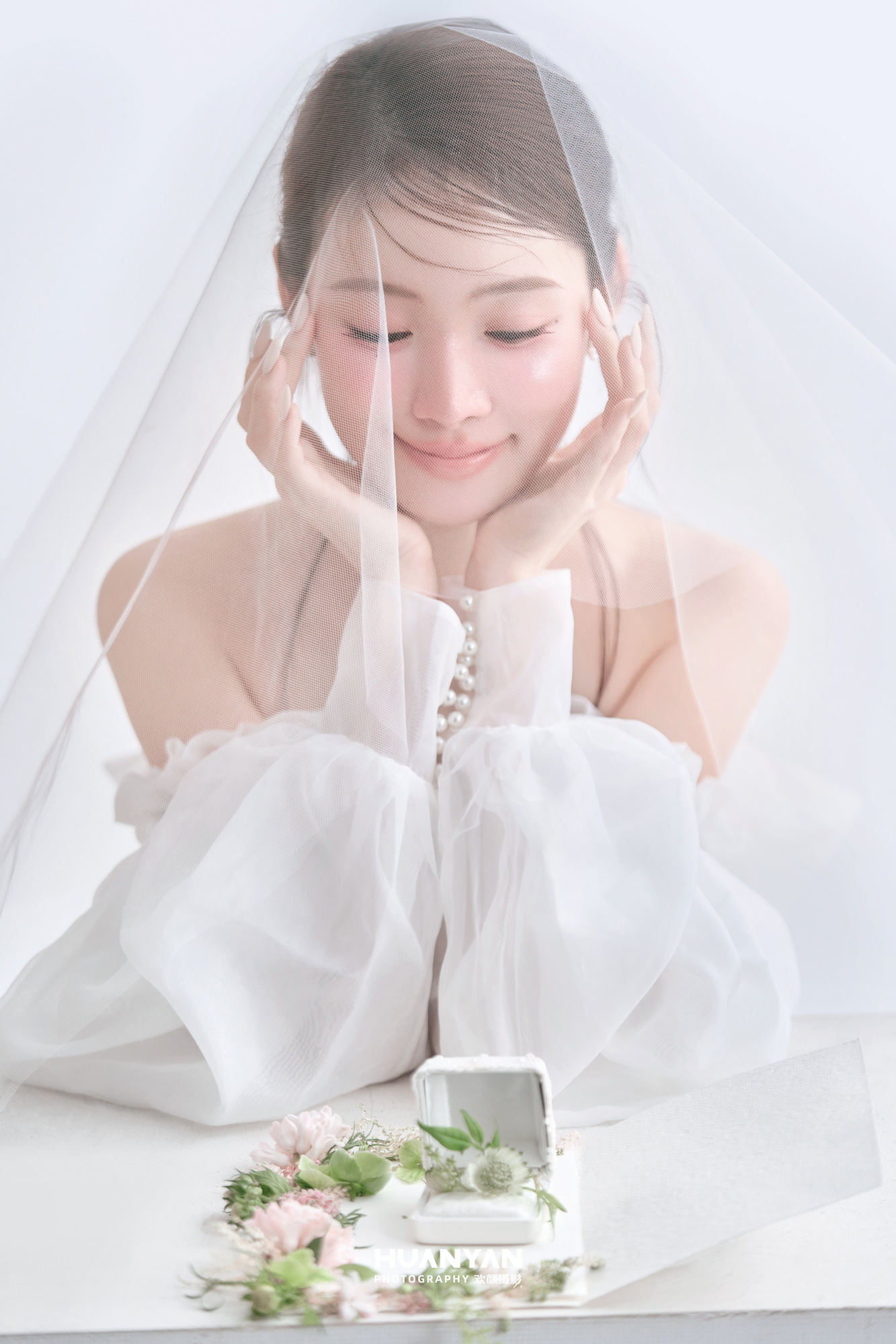 屿之誓客片第7张｜简约风婚纱照，摄于室内