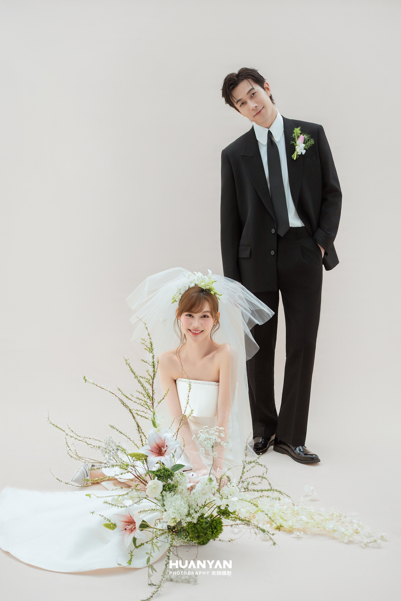 头纱情书：简约风婚纱照室内实拍