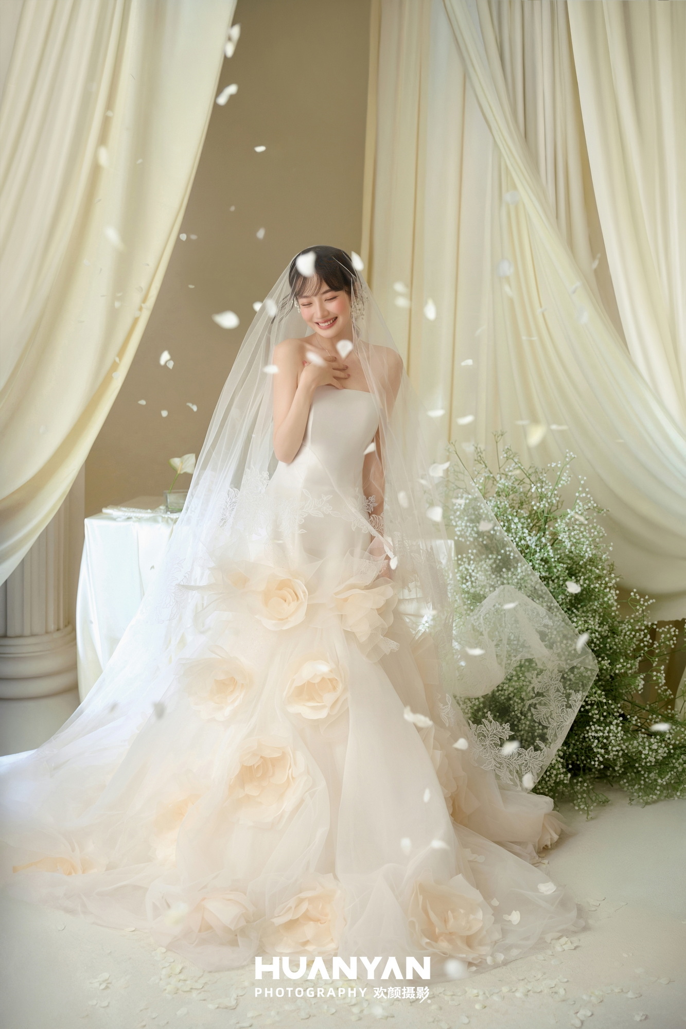 白纱序曲：极简风婚纱照室内实拍