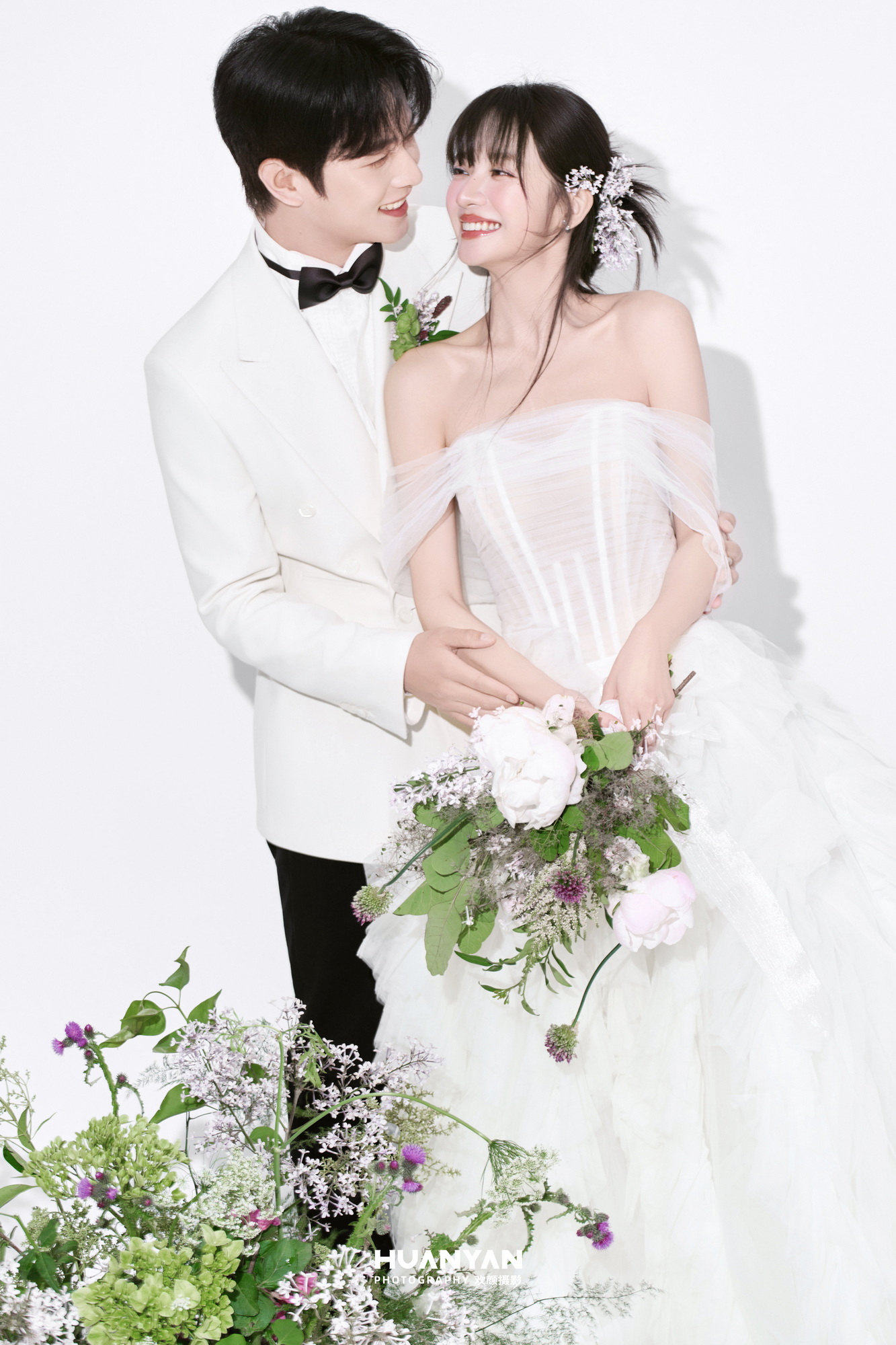 间漫步客片第7张｜简约风婚纱照，摄于室内