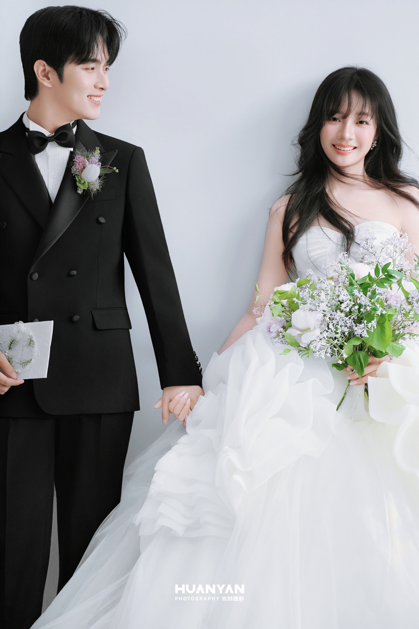 屿漫光客片第11张｜高级感风婚纱照，摄于室内