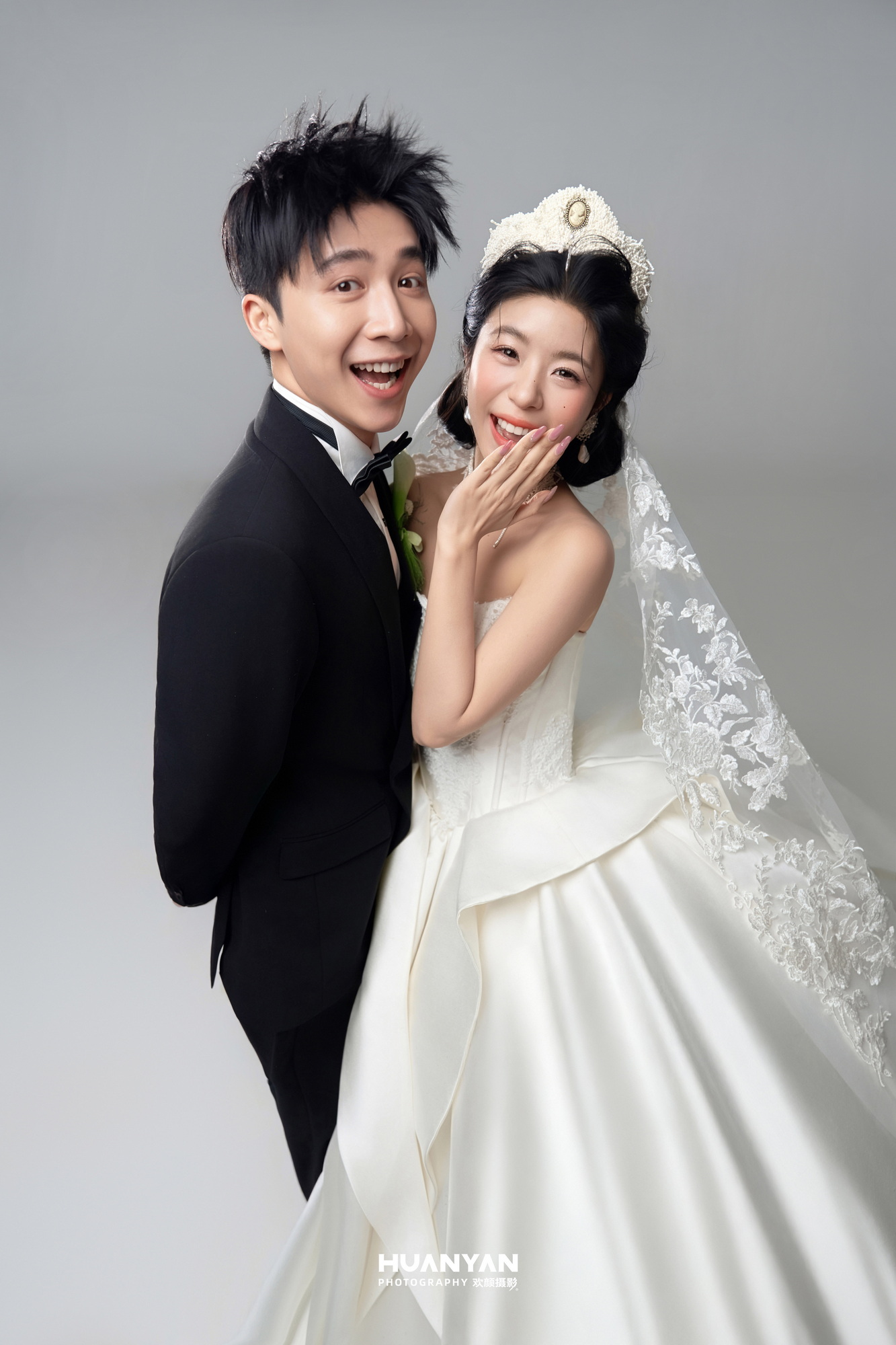 纯白叙事：极简风婚纱照室内实拍