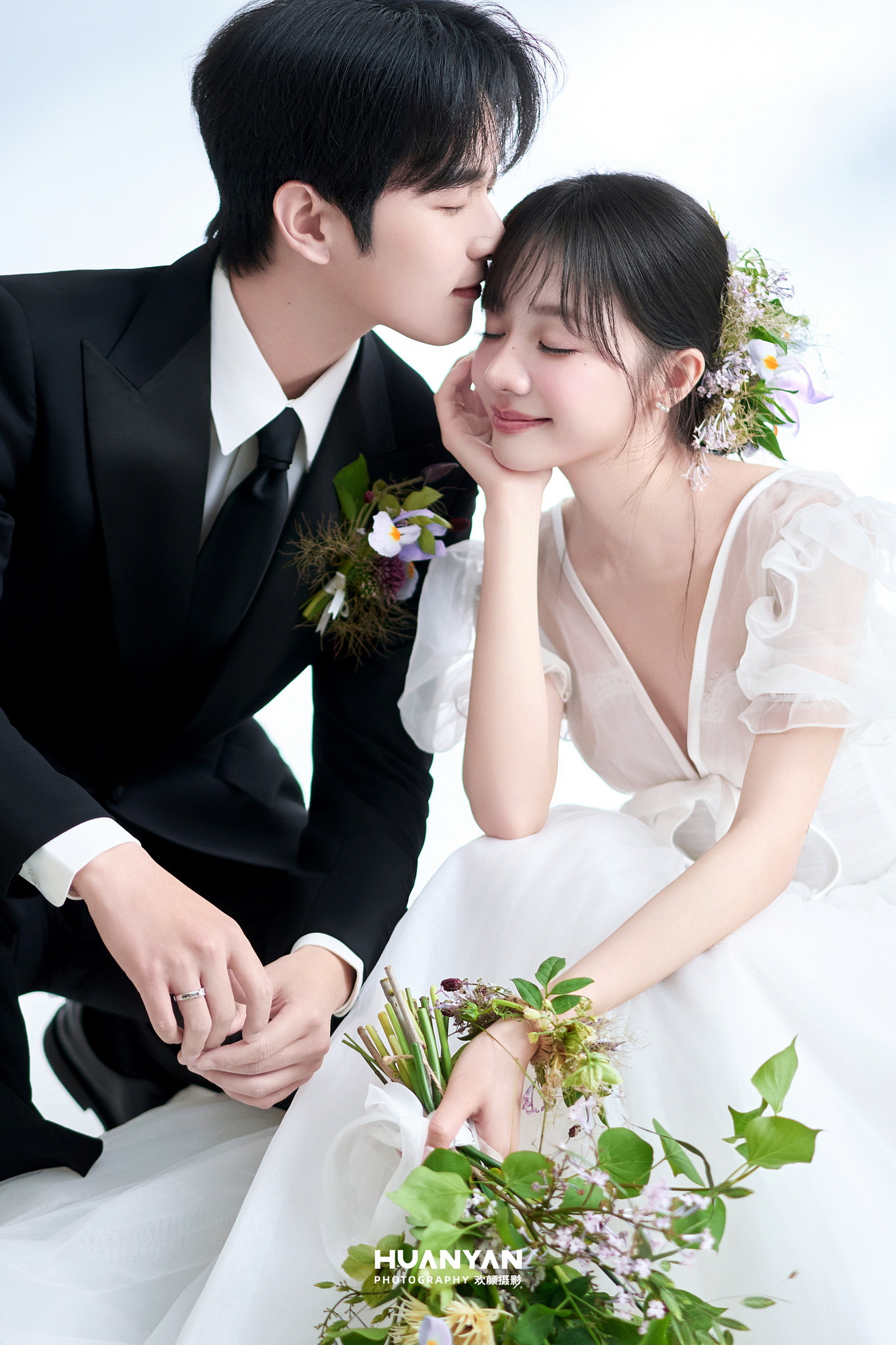 野旧梦：简约风婚纱照草地实拍