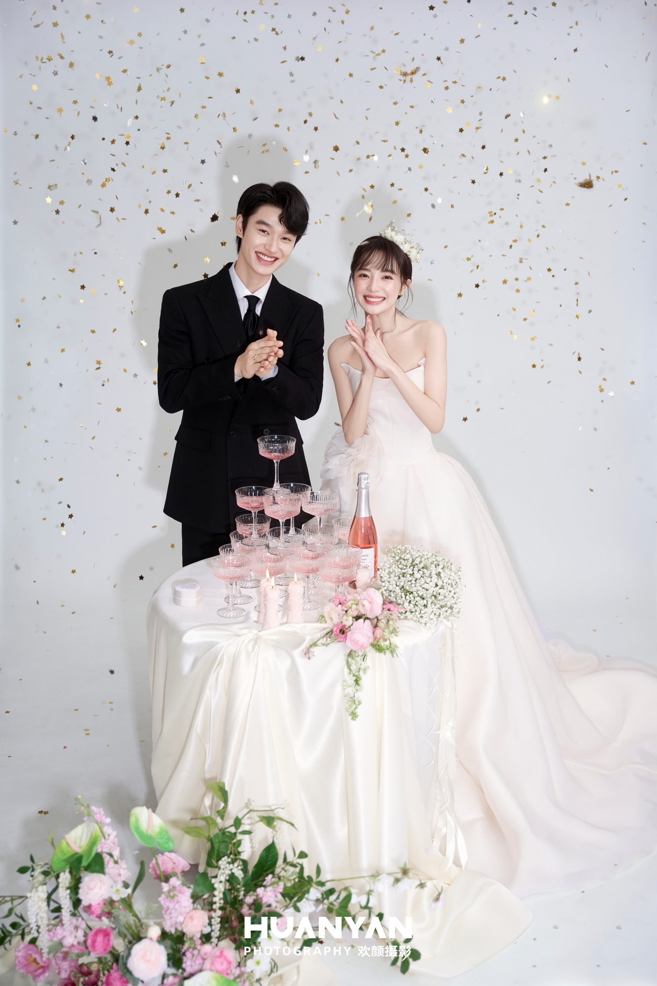 野赴甜：简约风婚纱照草地实拍