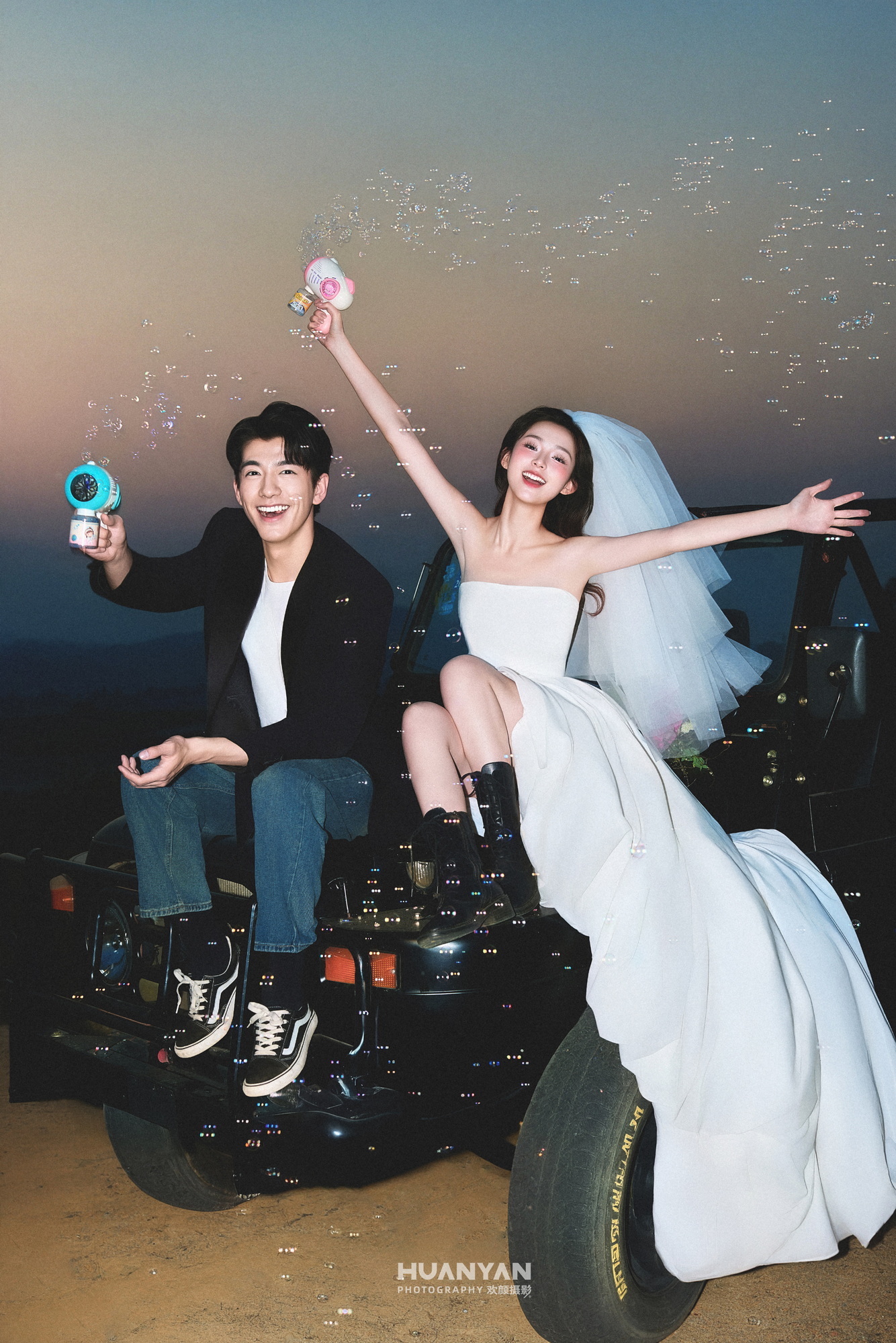 奔赴浪漫：简约风婚纱照室内实拍
