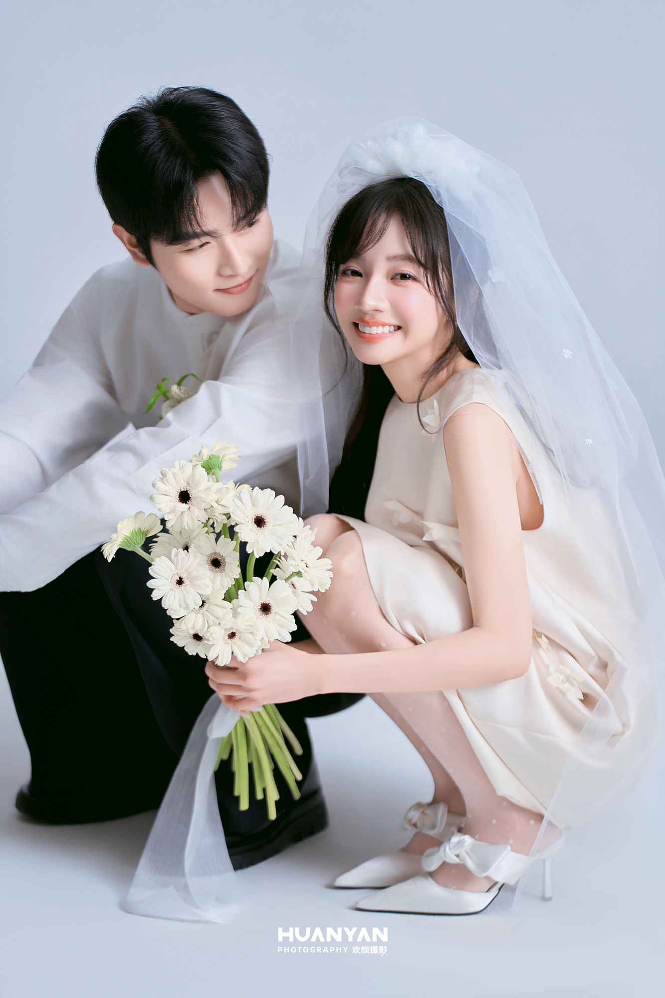 雾情书客片第3张｜简约风婚纱照，摄于室内