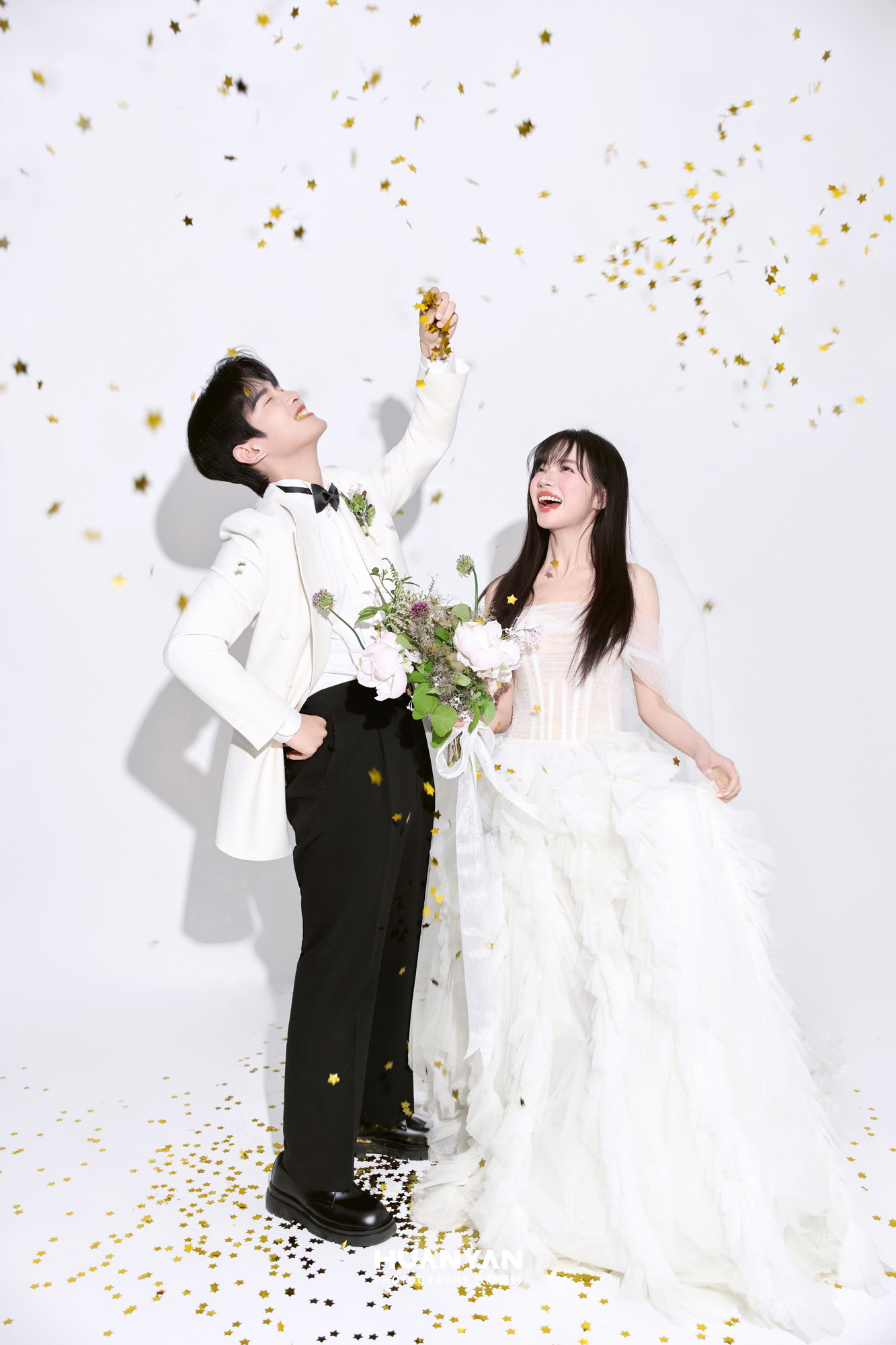 间漫步：简约风婚纱照室内实拍