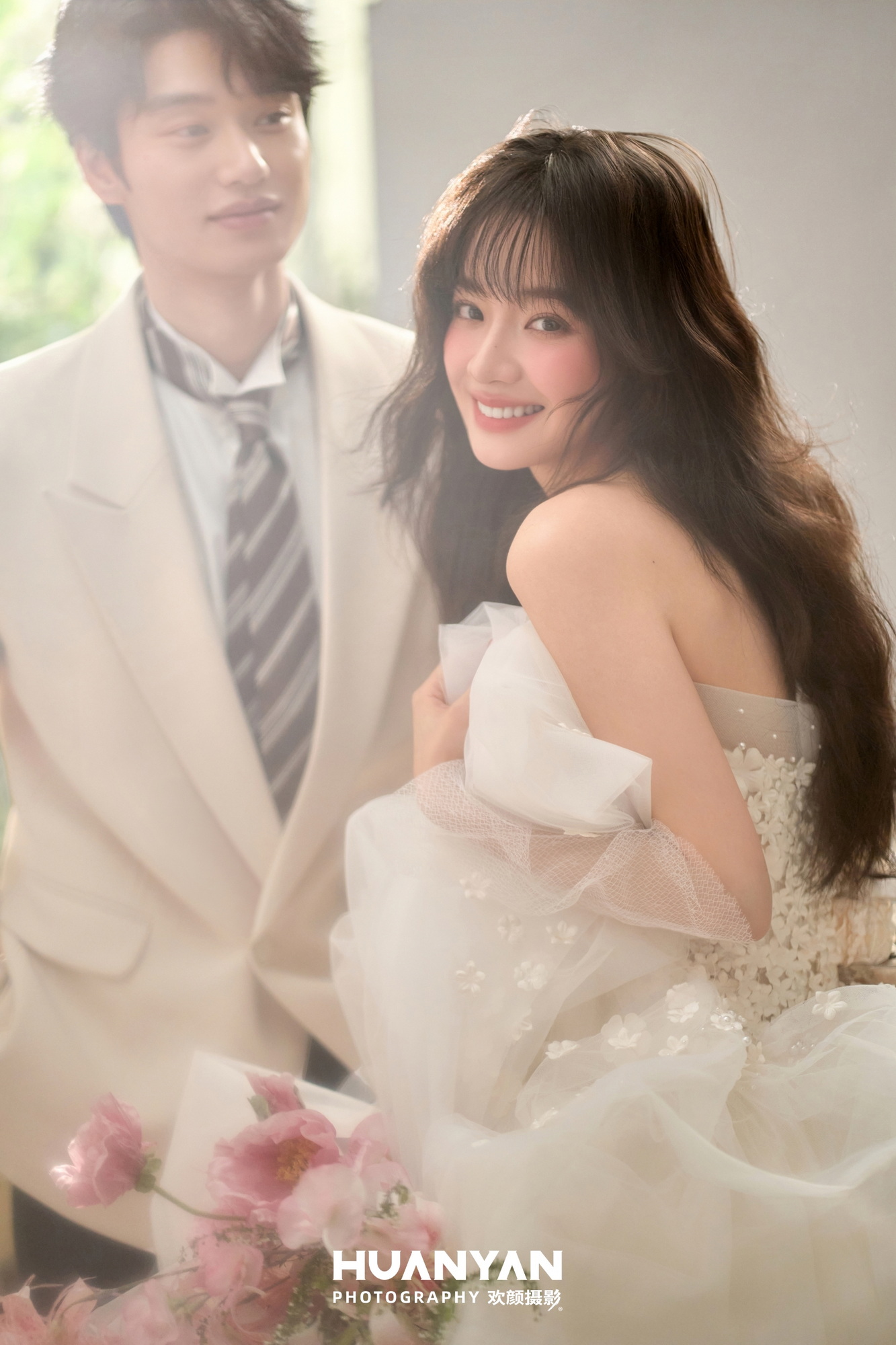 屿情书客片第7张｜简约风婚纱照，摄于室内