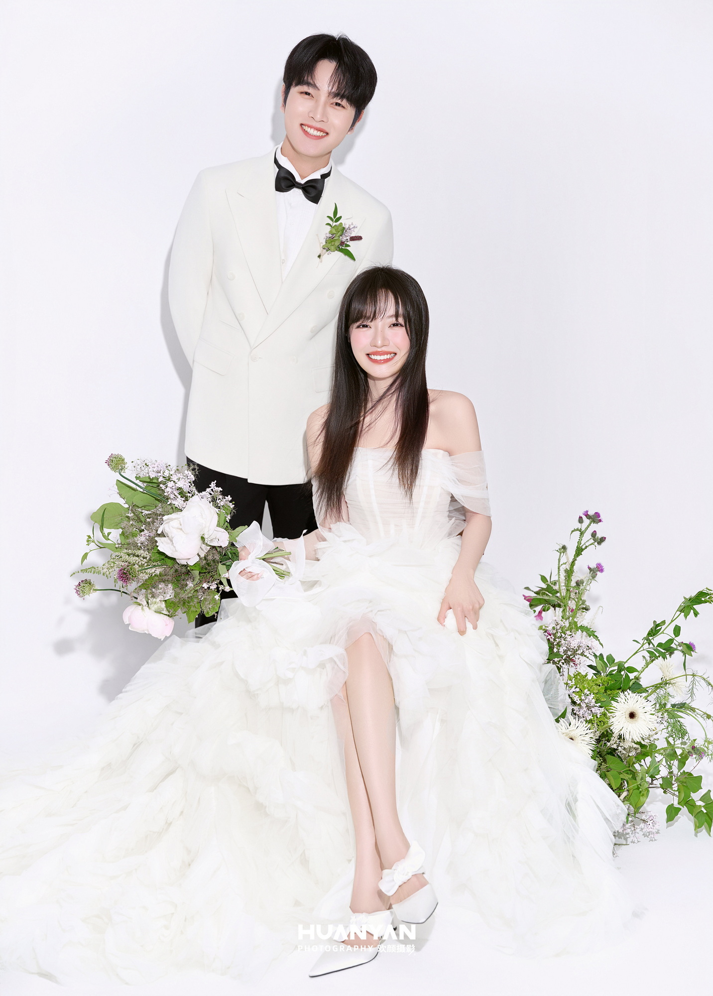 间漫步：简约风婚纱照室内实拍
