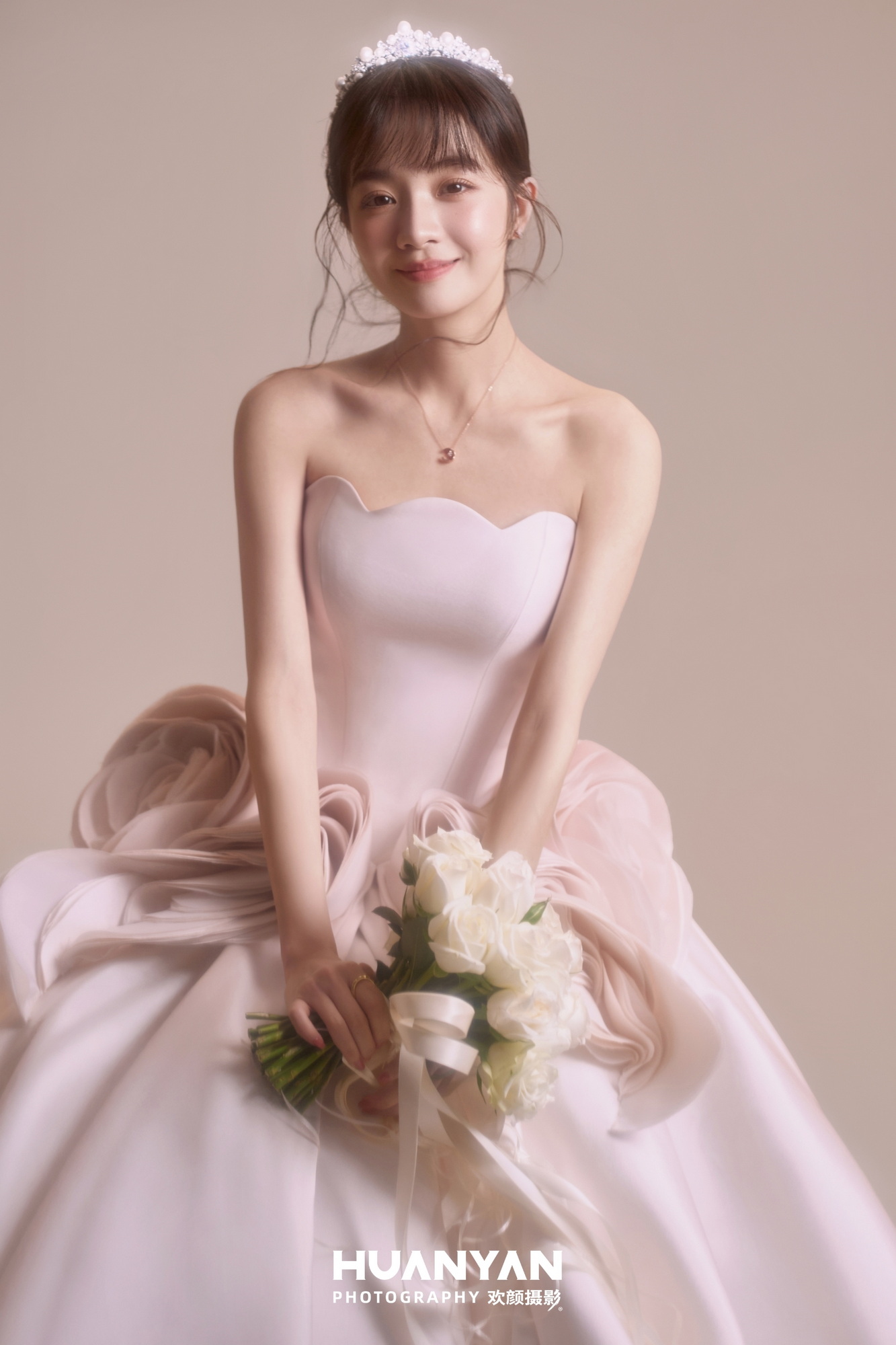 粉雾情书·69：简约风婚纱照室内实拍