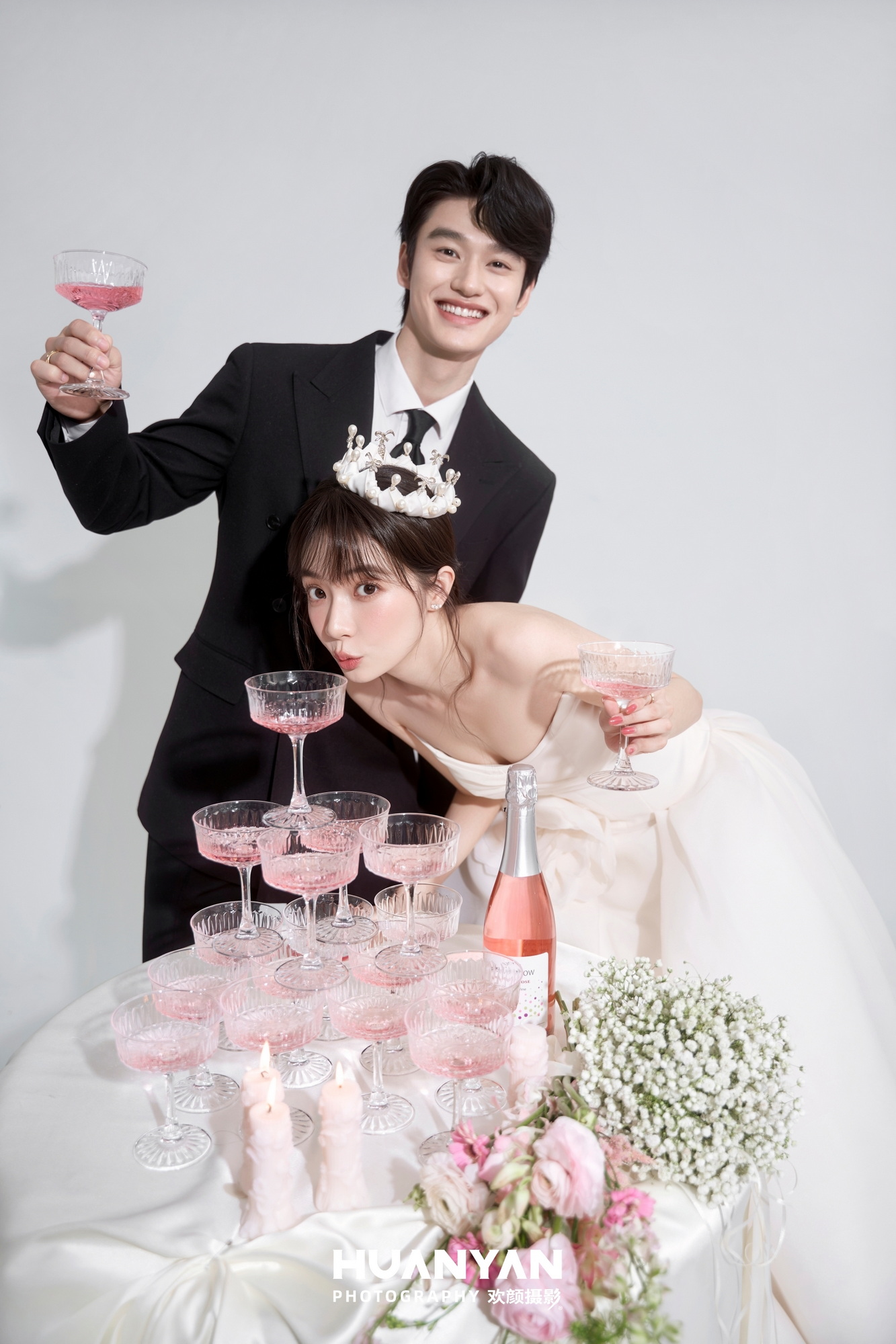 野赴甜客片第3张｜简约风婚纱照，摄于草地
