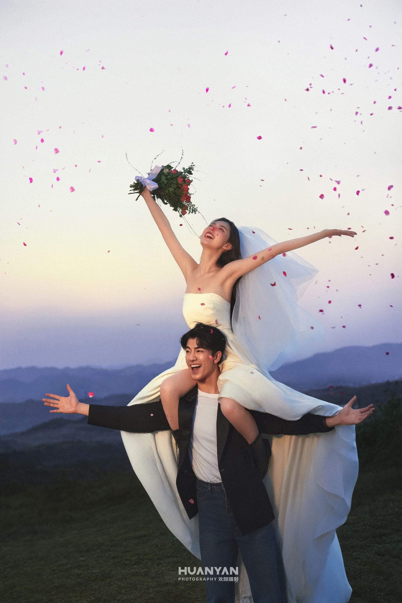 室内简约风婚纱照实拍（奔赴浪漫系列）