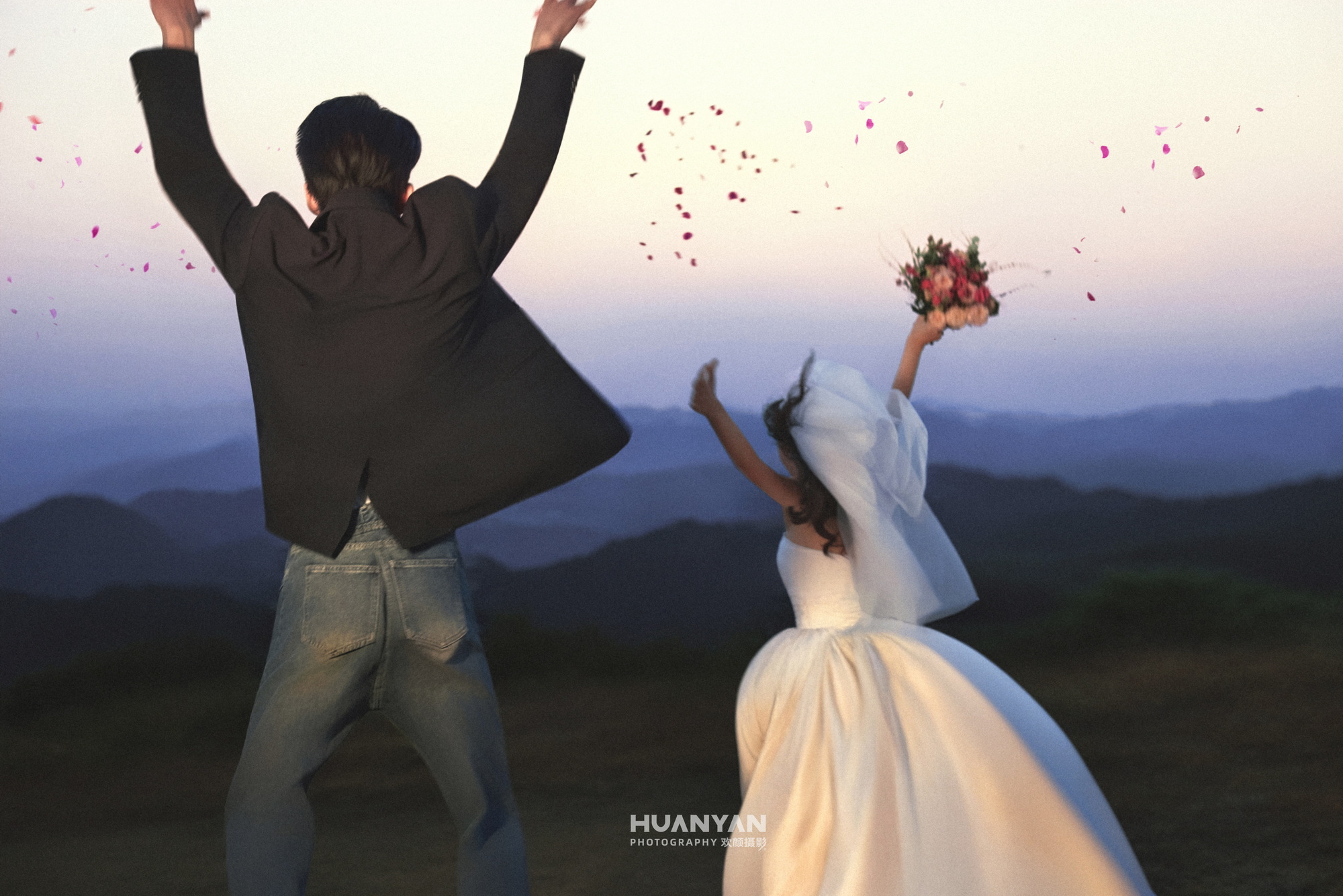奔赴浪漫客片第3张｜简约风婚纱照，摄于室内